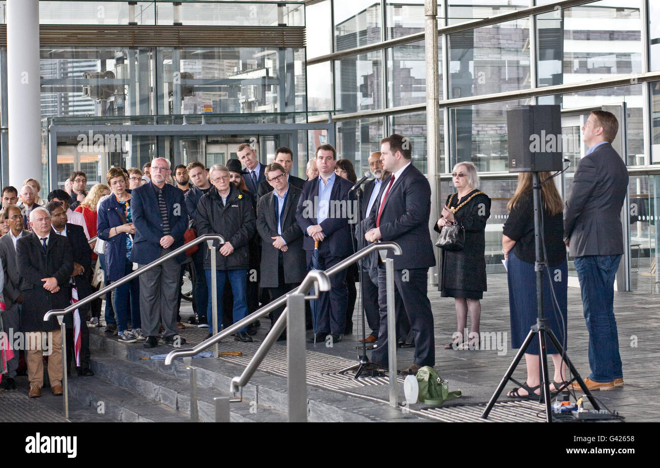 Cardiff, Royaume-Uni. 17 Juin, 2016. Vigil tient à l'extérieur de Senedd, Assemblée Nationale du Pays de Galles en mémoire de Jo Cox, du travail parlementaire qui a été tué hier. Credit : Amonochromedream.com/Alamy Live News Banque D'Images