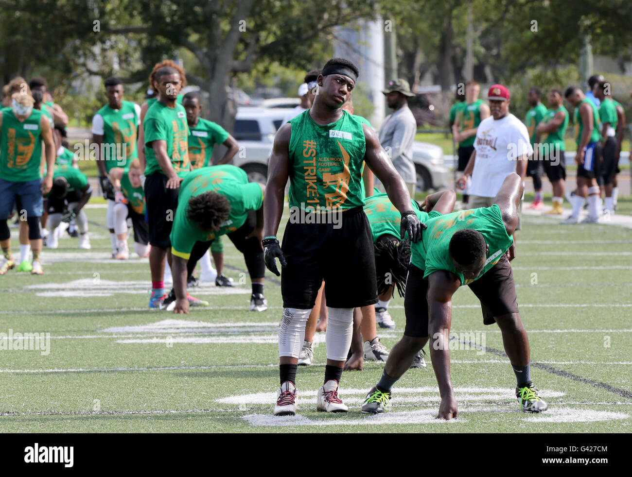 Tampa, Floride, USA. 17 Juin, 2016. DOUGLAS R. CLIFFORD | fois.Jaharie avec Martin, Gibson Lake High School, à gauche, et l'Auguste Carwell, avec la nature Coast High School, travailler à travers un exercice le vendredi (6/17/16) et le bois d'Alex, un camp de football camp de football par satellite, hébergé à Skyway Park à Tampa. Camps satellites ont été un sujet chaud ces derniers mois après la NCAA Division I Conseil législatif a voté contre les entraîneurs du collège de servir en tant que guest d'instructeurs dans des camps satellites en avril 2016. Mais le Conseil d'administration de la NCAA a renversé la décision rendue quelques semaines plus tard. (Credi Banque D'Images