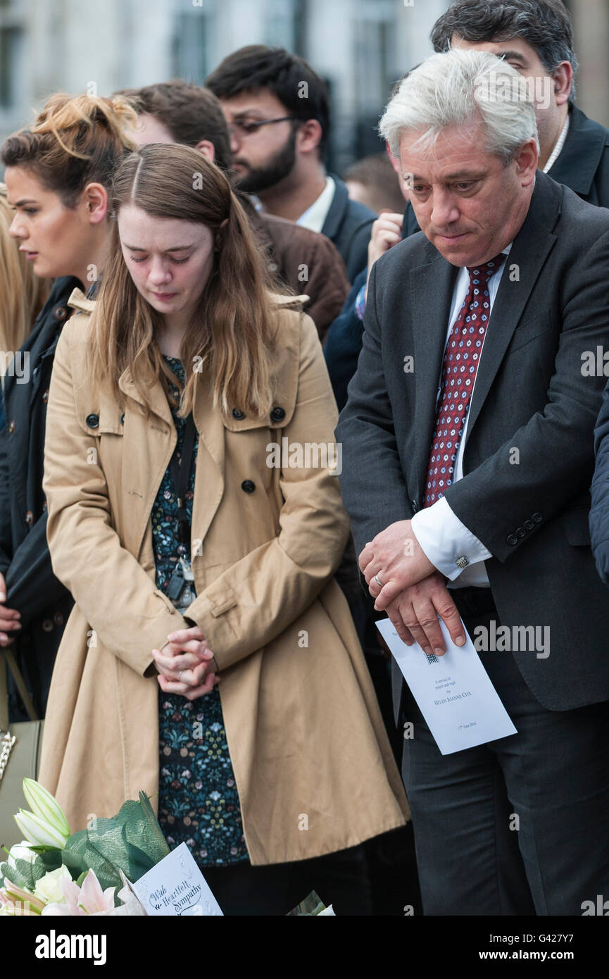 Londres, Royaume-Uni. 17 Juin, 2016. John Bercow, Président de la Chambre des communes, est parmi les wellwishers pleureuses, et les membres du public de participer à une veillée à la place du Parlement pour Jo Cox, député travailliste pour Batley et Spen, qui a été assassiné la veille tout en en route vers sa circonscription la chirurgie. Crédit : Stephen Chung/Alamy Live News Banque D'Images