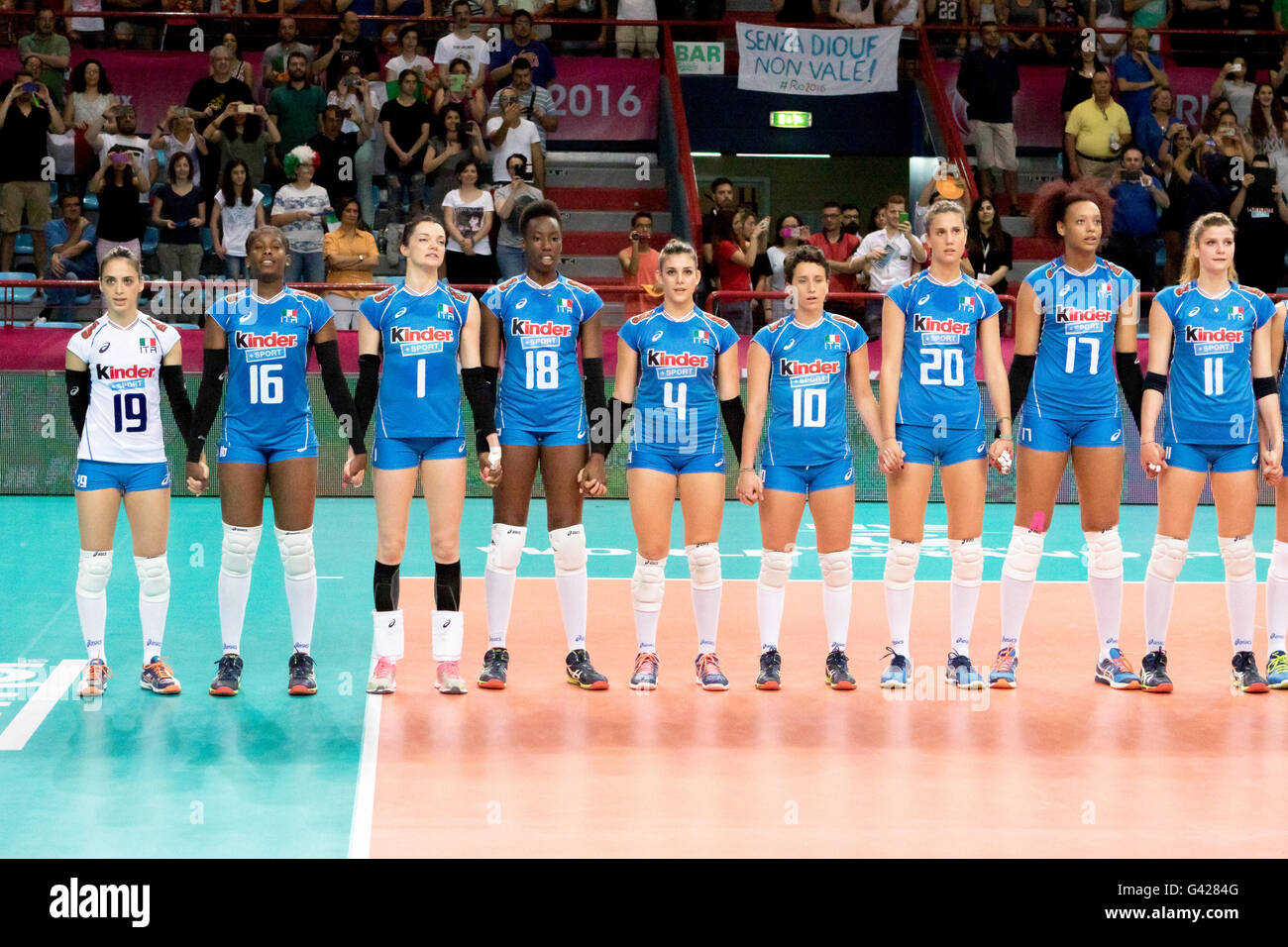 Volleyball team women not beach Banque de photographies et d'images à haute  résolution - Alamy