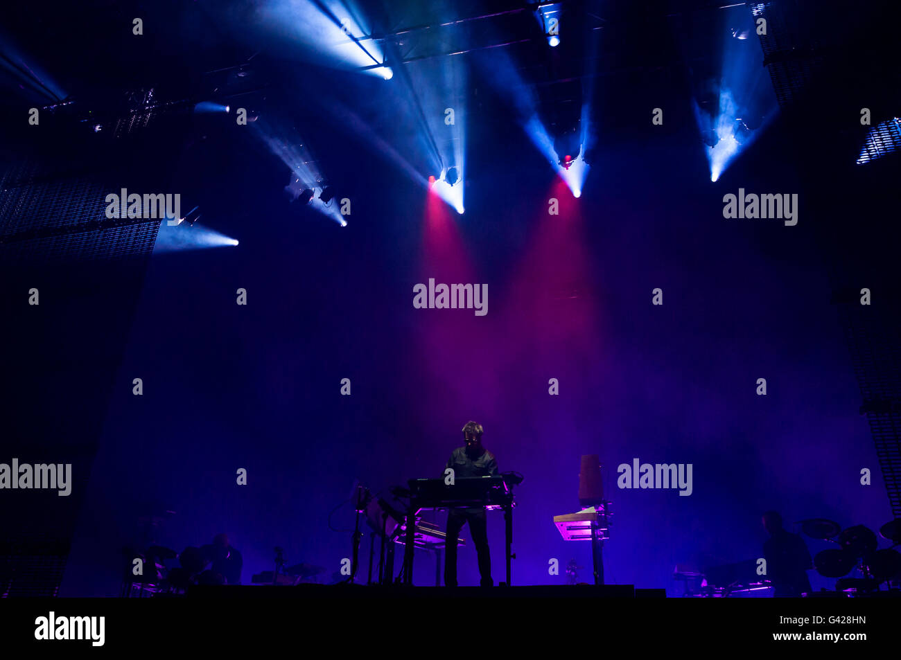 Barcelone, Catalogne, Espagne. 17 Juin, 2016. Jean-Michel Jarre (FR). A récemment publié son nouveau projet, "Electronica", en deux parties. Vol.1, "la machine à remonter le temps", a été publié à la fin de 2015, avec l'outil. Le volume suivant, appelé "Le Cœur de bruit", paru ce printemps ce deux albums seront au coeur de son nouveau spectacle très attendu, la première mondiale de ce qui aura lieu au sonar de nuit. 2016 Sonar : Cisco Crédit Pelay / Alamy Live News Banque D'Images