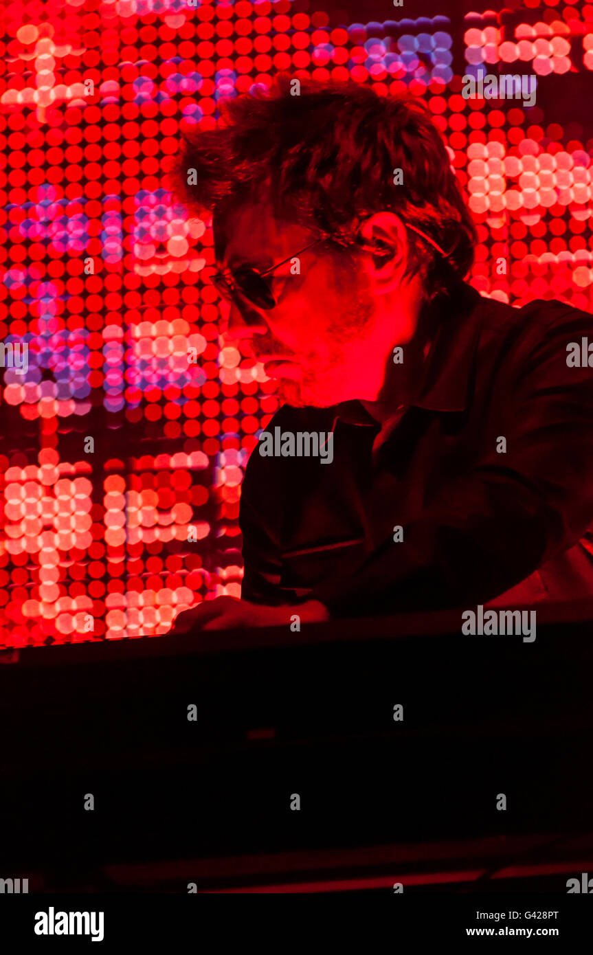 Barcelone, Catalogne, Espagne. 17 Juin, 2016. Jean-Michel Jarre (FR). A récemment publié son nouveau projet, "Electronica", en deux parties. Vol.1, "la machine à remonter le temps", a été publié à la fin de 2015, avec l'outil. Le volume suivant, appelé "Le Cœur de bruit", paru ce printemps ce deux albums seront au coeur de son nouveau spectacle très attendu, la première mondiale de ce qui aura lieu au sonar de nuit. 2016 Sonar : Cisco Crédit Pelay / Alamy Live News Banque D'Images