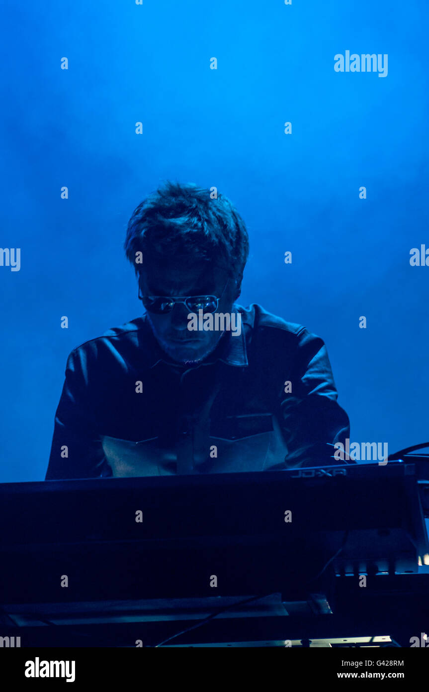 Barcelone, Catalogne, Espagne. 17 Juin, 2016. Jean-Michel Jarre (FR). A récemment publié son nouveau projet, "Electronica", en deux parties. Vol.1, "la machine à remonter le temps", a été publié à la fin de 2015, avec l'outil. Le volume suivant, appelé "Le Cœur de bruit", paru ce printemps ce deux albums seront au coeur de son nouveau spectacle très attendu, la première mondiale de ce qui aura lieu au sonar de nuit. 2016 Sonar : Cisco Crédit Pelay / Alamy Live News Banque D'Images