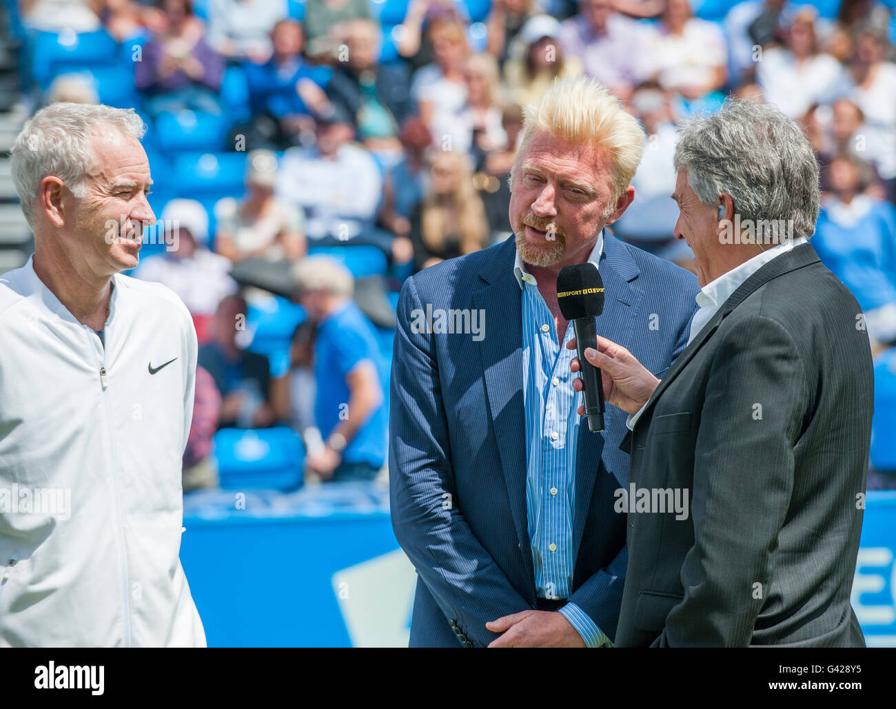 Le Queen's Club, London, UK. 17 Juin, 2016. Jour 5 de la cour d'herbe à l'ouest aux championnats du club de Londres, quatre anciens champions à temps partiel sont présentés avec Quart de taille replica trophées sur le Court central. BBC Sports interviews John Inverdale Boris Becker avec John McEnroe à la recherche sur. Credit : sportsimages/Alamy Live News Banque D'Images