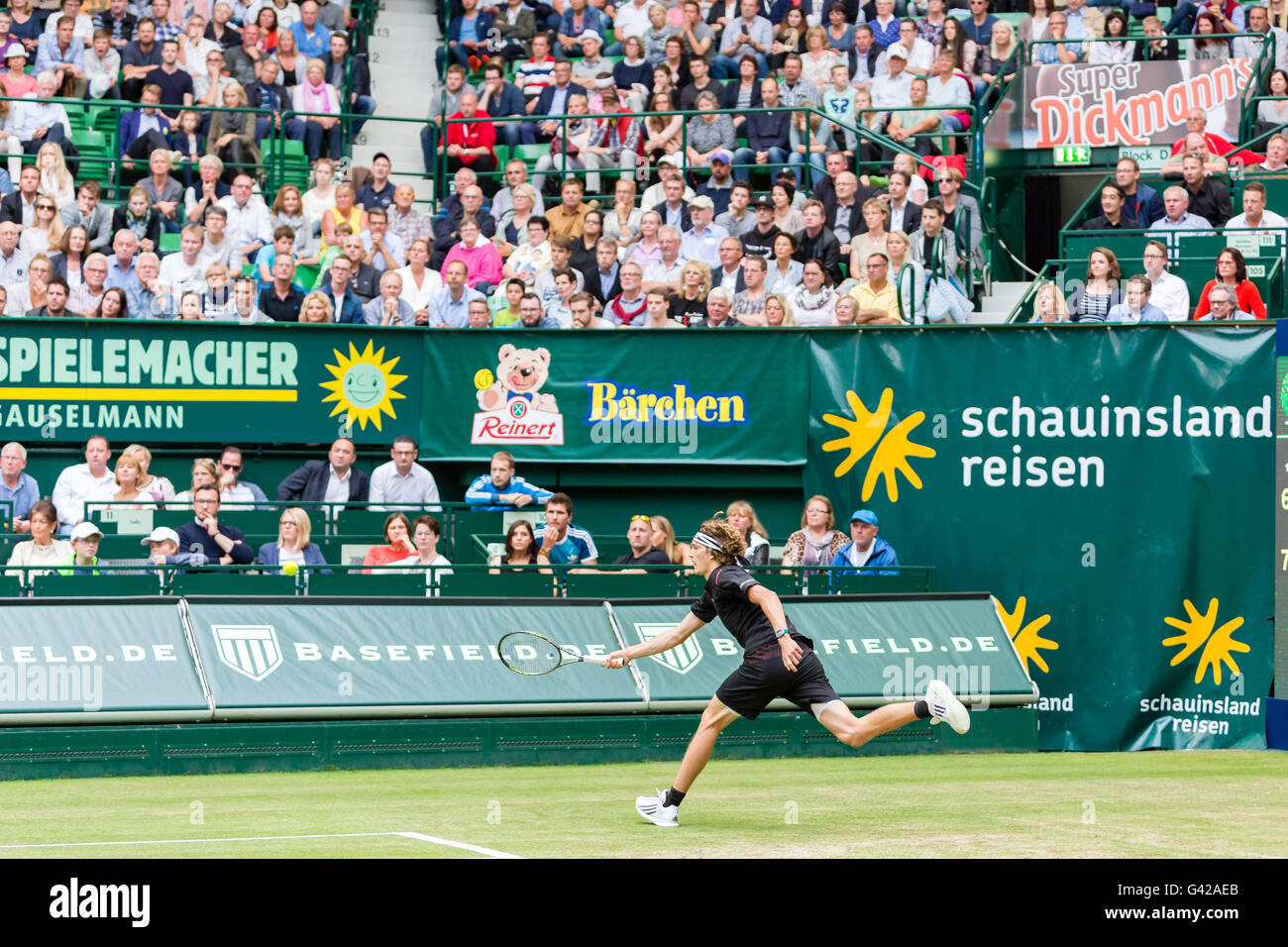 Halle, Allemagne. 18 Juin, 2016. Roger Federer (SUI) et Alexander Zverev (GER) jouent la première demi-finale du 2016 Gerry-Weber-Open à Halle, Allemagne Crédit : Janine Lang/Alamy Live News Banque D'Images