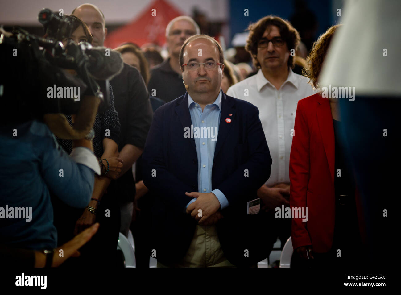 Barcelone, Espagne. 18 Juin, 2016. 18 Juin, 2016. Premier secrétaire de la CFP (Partit Socialista Catala - Parti Socialiste Catalan) Miquel Iceta détient une minute de silence en mémoire de Jo Cox lors d'un rallye du PSOE à l'Hospitalet de Llobregat (Barcelone, Espagne). L'Espagne organise sa deuxième élection, le 26 juin, après six mois de gouvernement intérimaire et les sondages montrent que les socialistes établis de longue date, faire face à la menace sans précédent d'être remplacé par wing-gauche upstart Unidos Podemos comme la principale force d'opposition. Crédit : Jordi Boixareu/Alamy Live News Banque D'Images