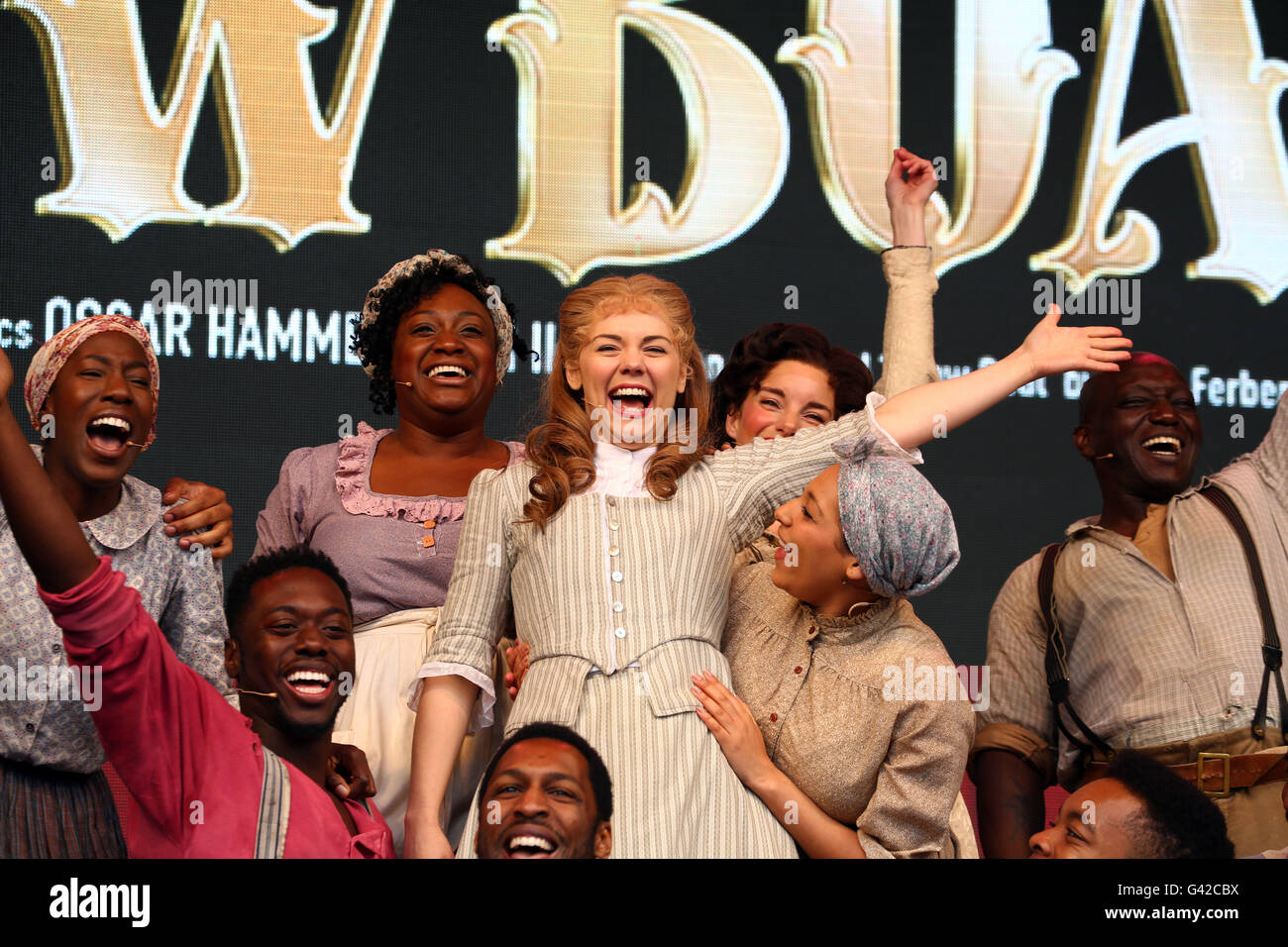 Londres, Royaume-Uni. 18 Juin, 2016. Sandra Marvin, Gina Beck et Rebecca Trehearn effectuant dans Showboat at West End Live à Trafalgar Square, London Crédit : Paul Brown/Alamy Live News Banque D'Images