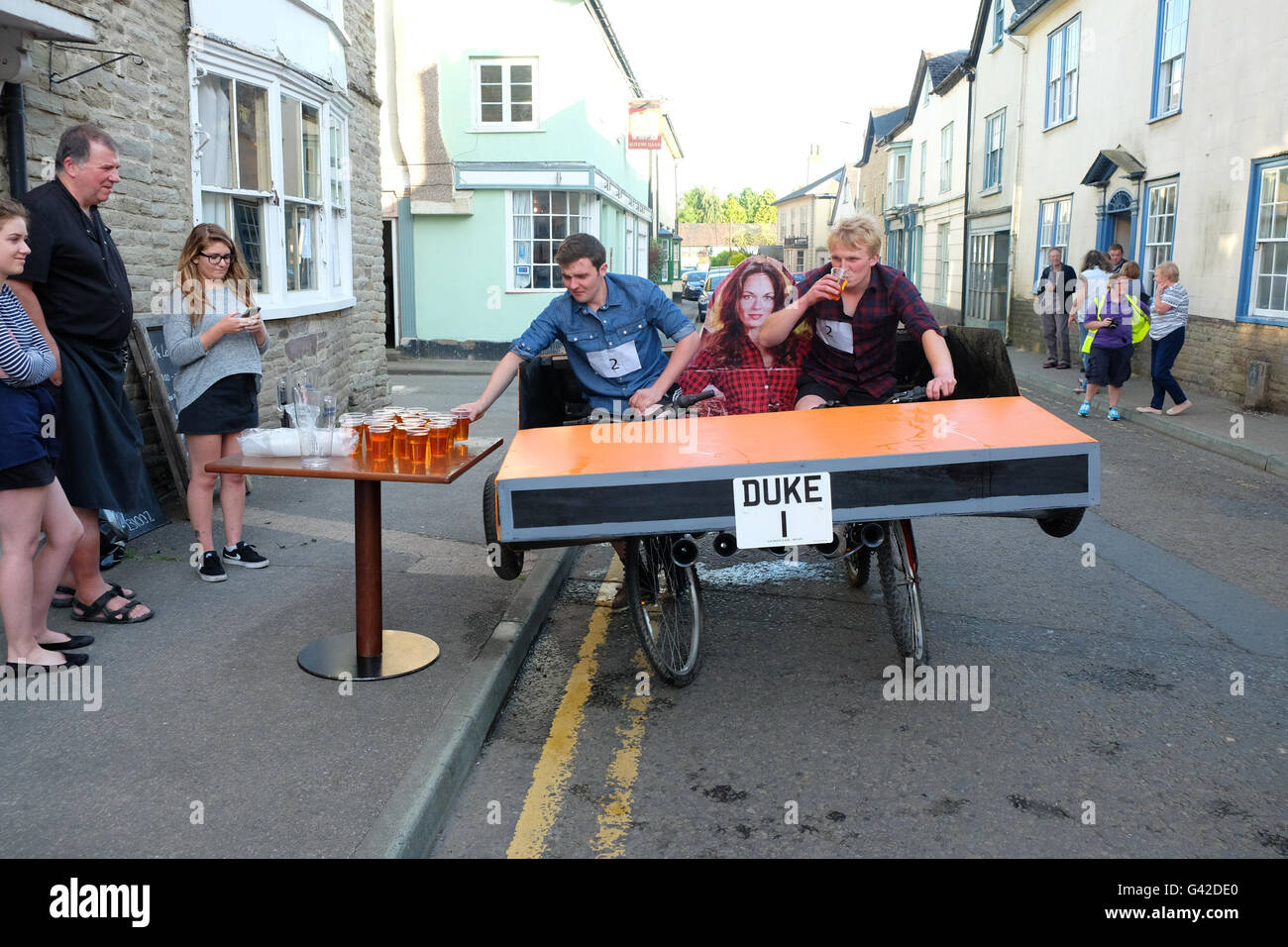 Kington, Herefordshire, UK - Samedi 18 Juin 2016 - Les ducs de Hergest team arrêter pour une bière au cours de la 40e marche de l'assemblée annuelle de la course de brouettes Kington. Concurrents course autour de la ville dans la soirée et s'arrêter de boire une demi-pinte de bière à chacun des pubs autour de la ville. Banque D'Images