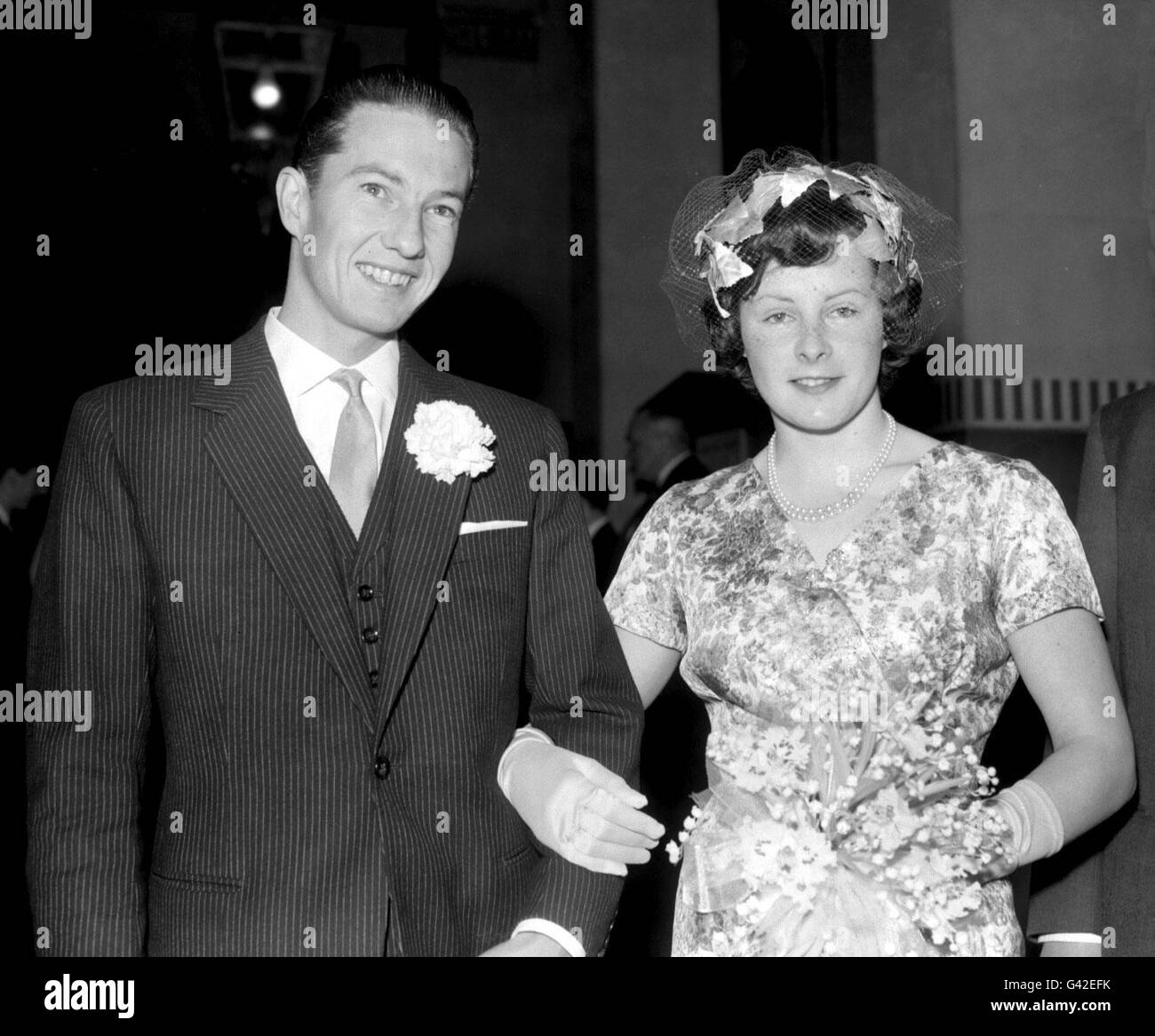 Photo du dossier datée du 22/2/1960 de Lester Piggott avec sa femme Susan après leur mariage à Londres. Le déclarant en date du 4/91 de Piggott (Sun) a annoncé aujourd'hui son départ à la retraite final de l'équitation. Le 11 fois champion jockey, qui a 60 ans en novembre, n'a pas monté en Grande-Bretagne cette saison et a dit aujourd'hui Mail dimanche: "Je suis fatigué de la lutte pour maintenir mon poids de conduite." Voir PA Story RACING Piggott. (noir et blanc uniquement) Banque D'Images