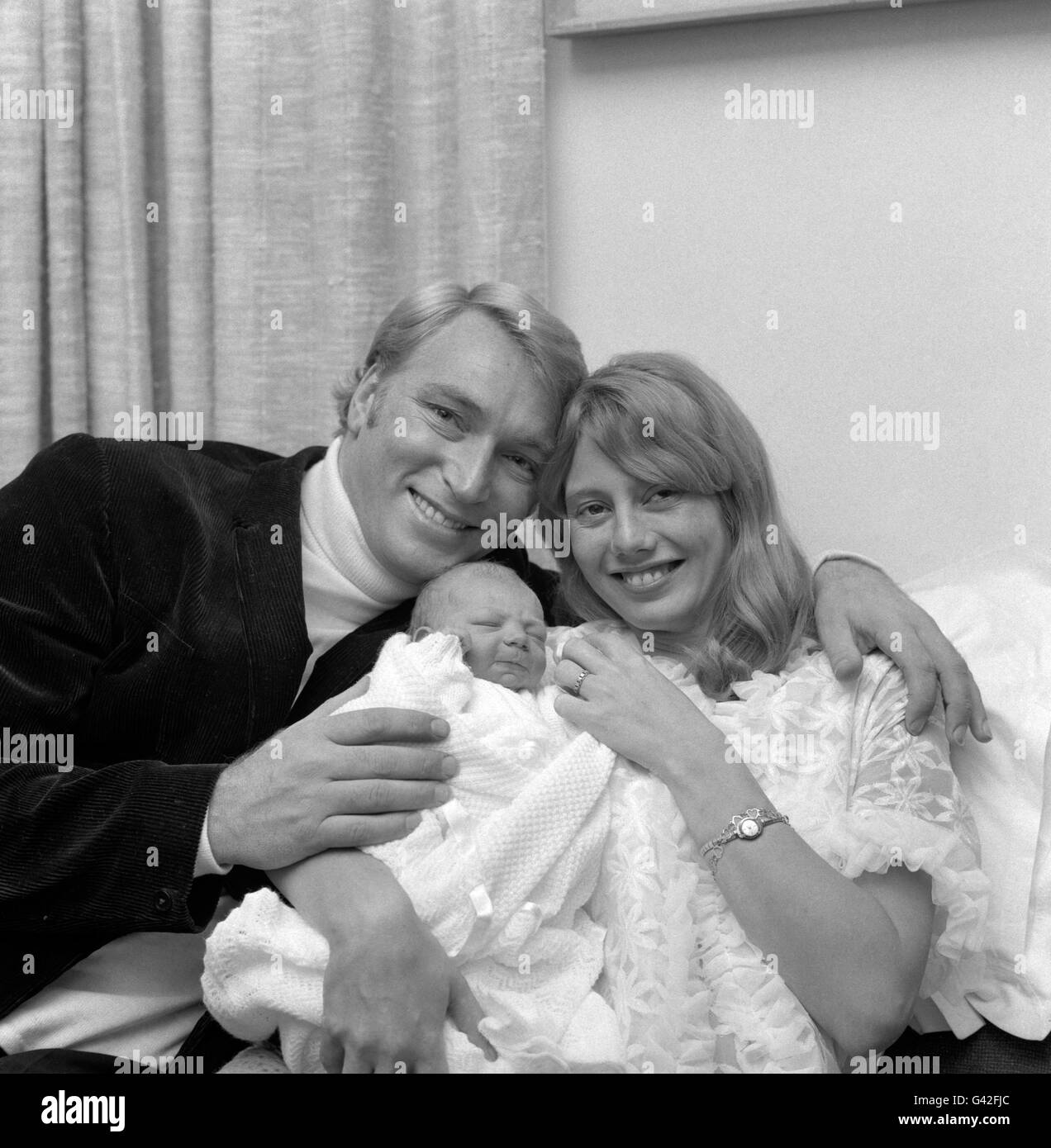 Le chanteur australien né en anglais Frank Ifield et son épouse, l'ancienne danseuse Gillian, sont vus avec leur fils de 6ib 12oz dans une maison de soins de Londres. Banque D'Images
