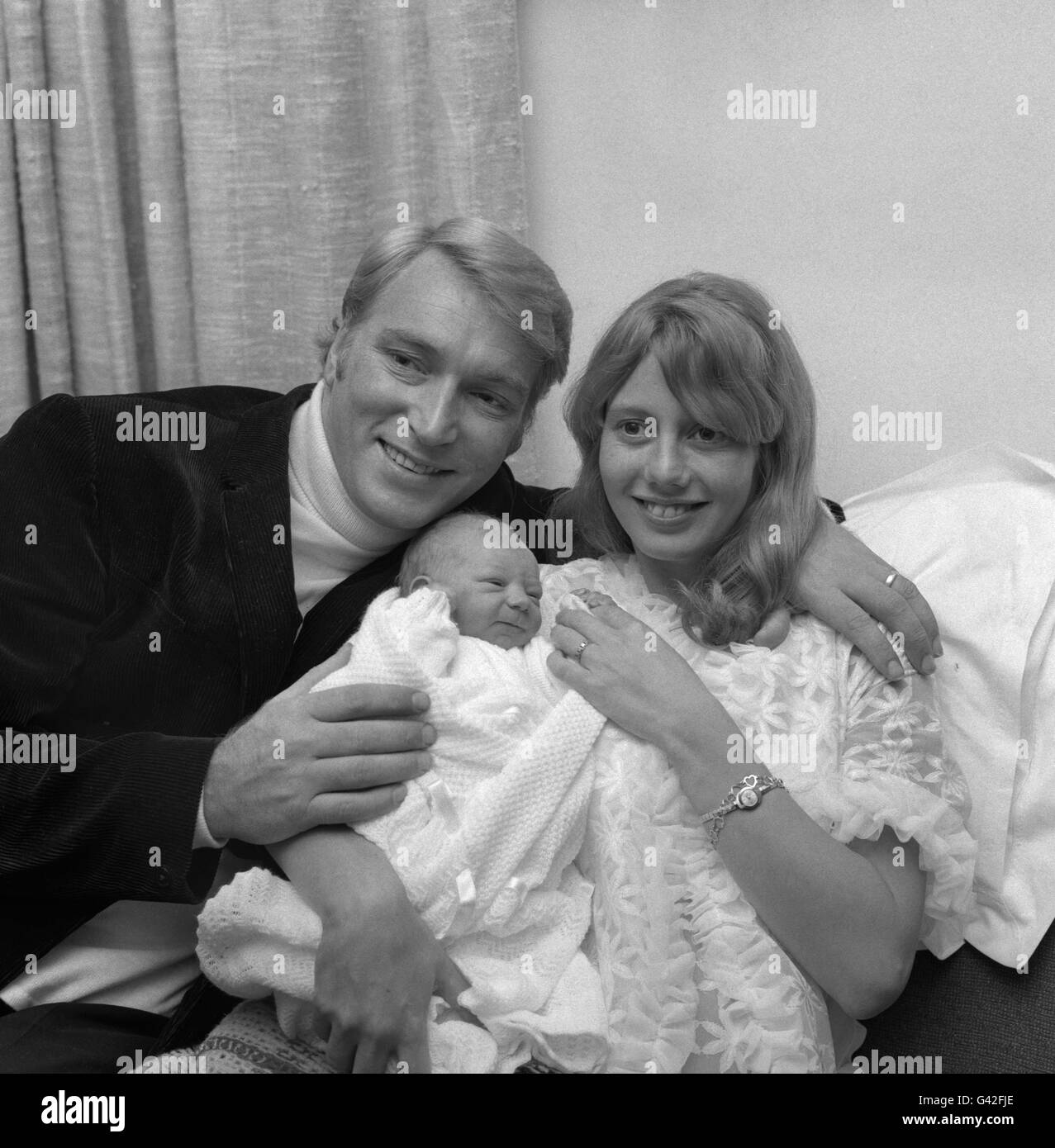 Le chanteur australien né en anglais Frank Ifield et son épouse, l'ancienne danseuse Gillian, sont vus avec leur fils de 6ib 12oz dans une maison de soins de Londres. Banque D'Images