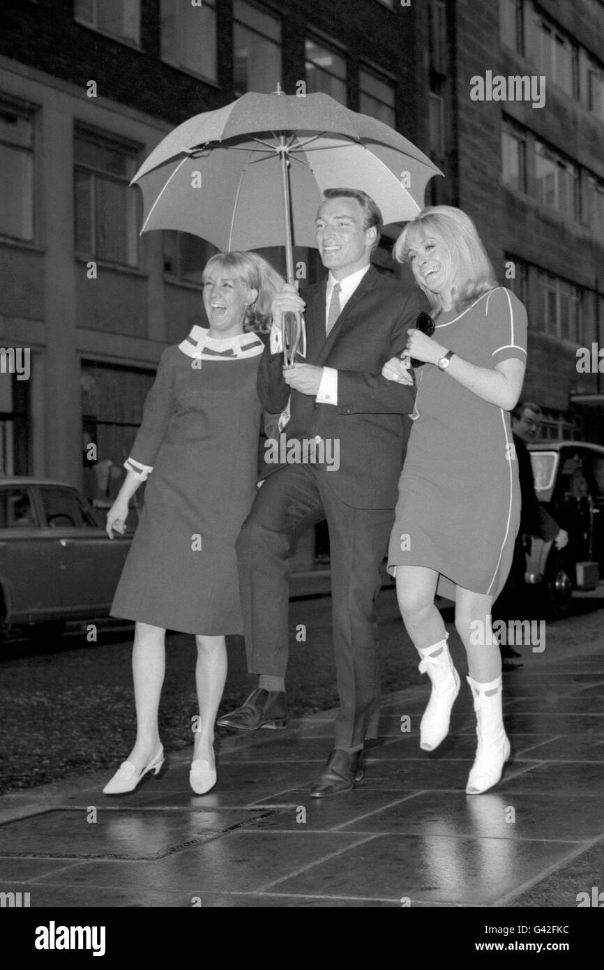 Le chanteur australien né en anglais Frank Ifield est à la vedette dans son premier film 'U ssauté a Swagman' avec les co-stars Annette Andre (à gauche) et Suzy Kendall. Banque D'Images Le chanteur australien né en anglais Frank Ifield est à la vedette dans son premier film 'U ssauté a Swagman' avec les co-stars Annette Andre (à gauche) et Suzy Kendall. Banque D'Images