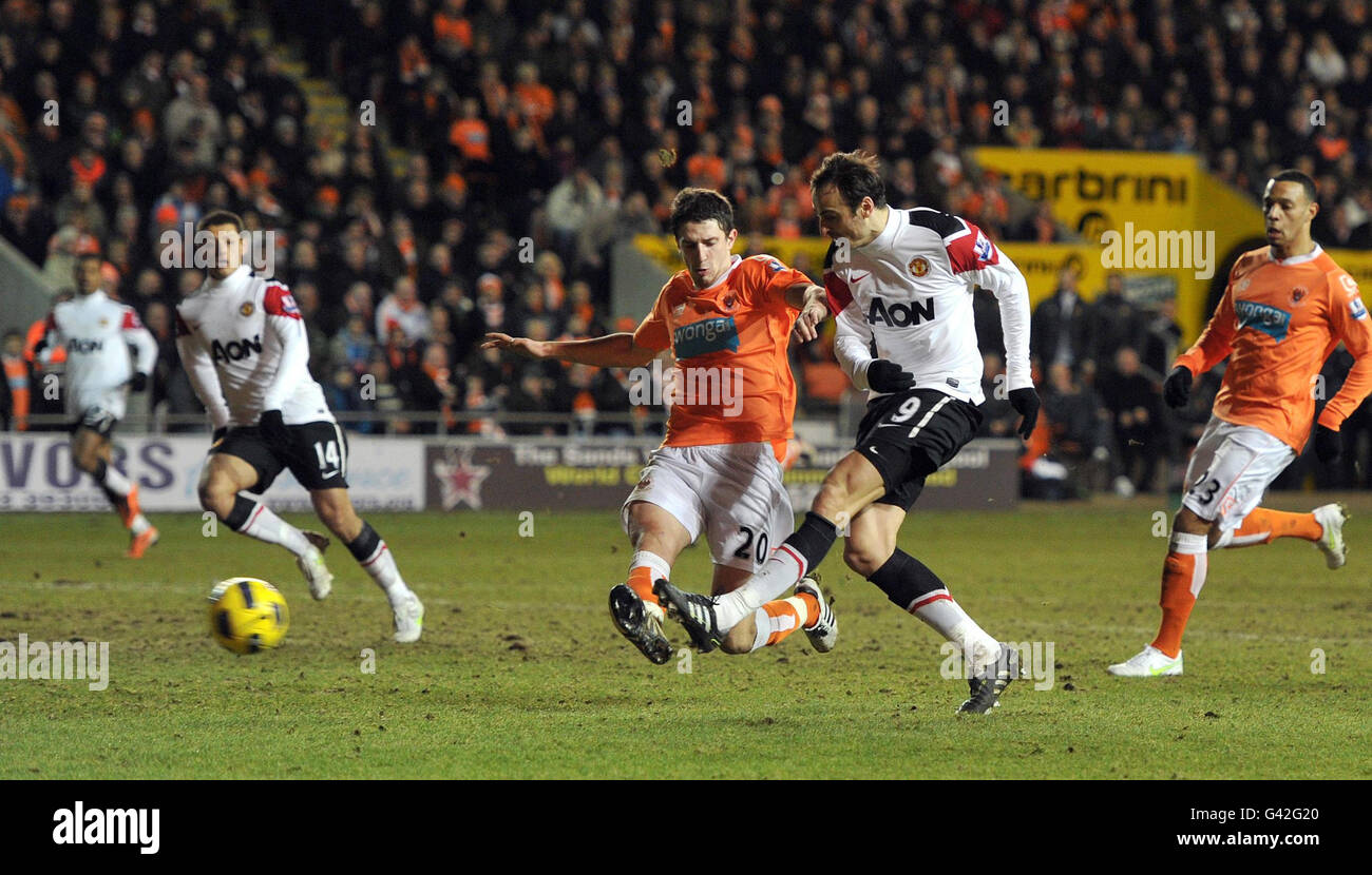 Football - Barclays Premier League - Blackpool / Manchester United - Bloomfield Road.Dimitar Berbatov de Manchester United marque son troisième but lors du match de la Barclays Premier League à Bloomfield Road, Blackpool. Banque D'Images