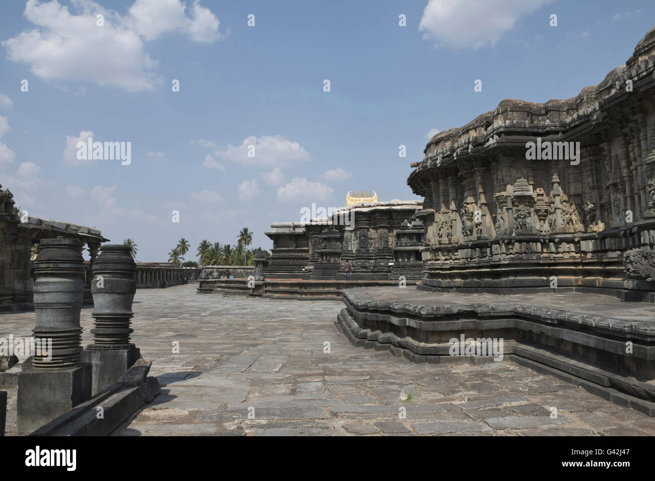 Complexe du temple chennakeshava, belur, Karnataka, Inde. Vue générale depuis le nord ouest. Le mur de temple sur la veeranarayana Banque D'Images