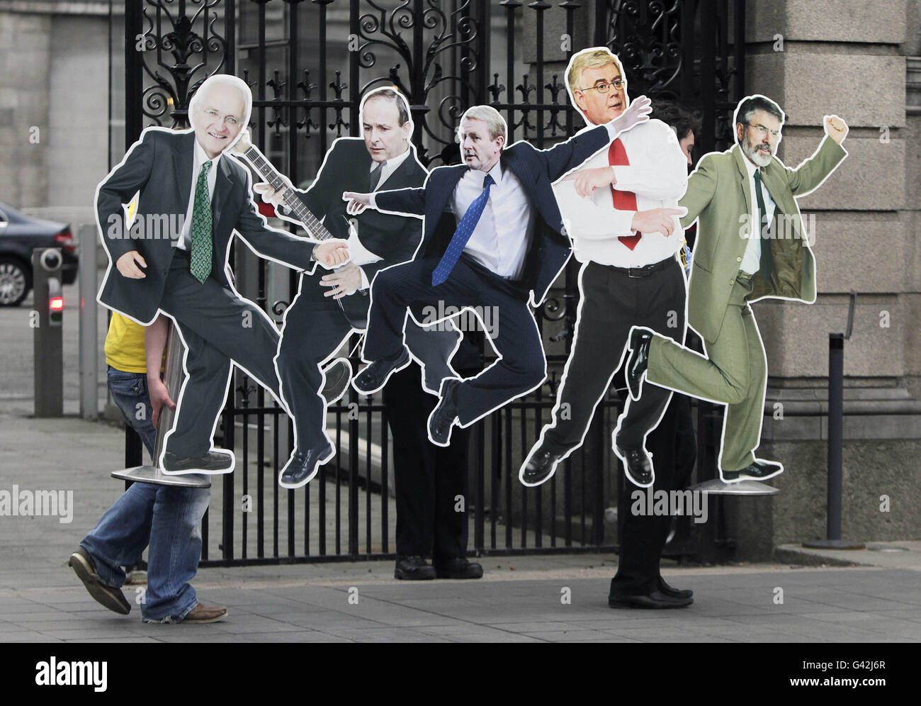 Découpes de cinq des principaux chefs de partis politiques sont placées à l'extérieur de Leinster House à Dublin, comme l'Union des étudiants en Irlande (USI) lance sa campagne nationale "Votre Avenir, Votre Vote" pour enregistrer 50 000 étudiants de voter, en vue de la prochaine élection générale. Banque D'Images