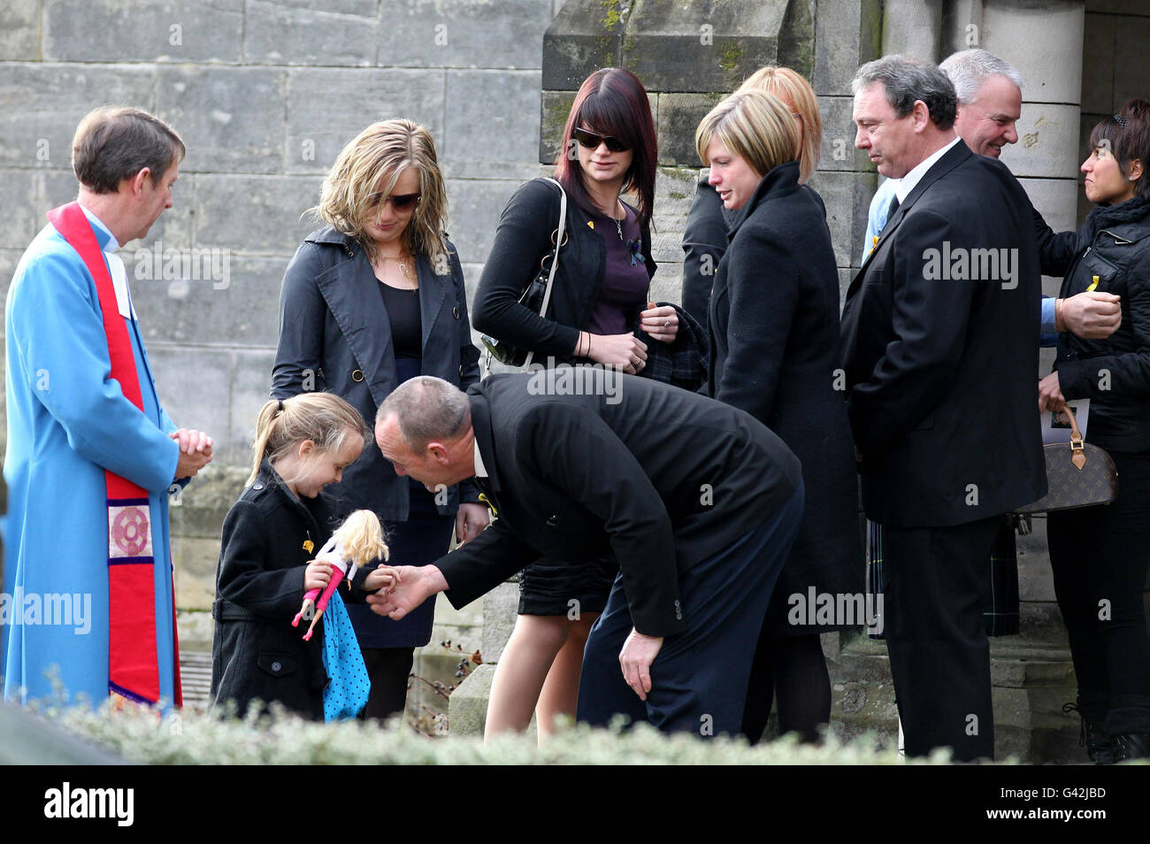 La fiancée Amanda Shields (troisième à gauche) avec sa fille Sophie, accueille les bourreurs en tant que sœur Kerry (au centre) regarde, après un service de Thanksgiving pour Malcolm Campbell à l'église paroissiale de St Leonard à St Andrews. Banque D'Images