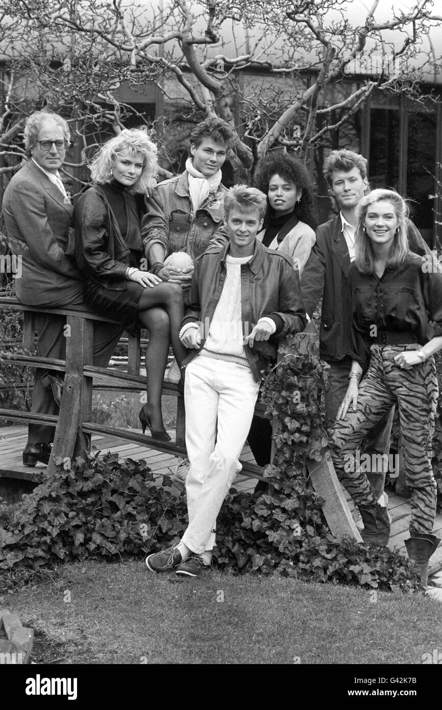 Le groupe norvégien de pop A-Ha enregistre la chanson du titre du film James Bond « The Living Daylight », avec Timothy Dalton. Les membres de l'équipe Bond à Londres sont le compositeur John Barry (lunettes), les filles bond Karen Seeberg (assis), Femi (cheveux foncés) et Triishi (à droite). Les membres de a-Ha sont Morten Harket (foulard), Pal Waaktaar (avant) et Magne Furuholmen (2e r). Banque D'Images
