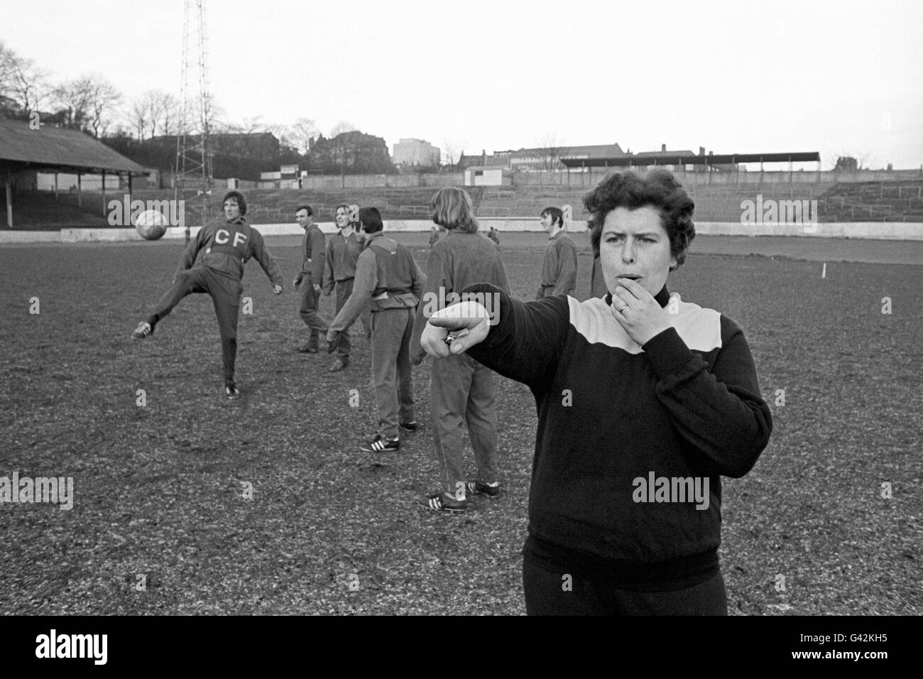 Molly Urquhart, 31 ans, de Leeds, qui a passé l'examen de son arbitre de football de grade 3, mais est interdit par l'Association de football d'arbitrage. Lorsque le directeur municipal de Halifax, George Kirby, a entendu parler de son sort, il l'a invitée à arbitrer un match de pratique entre sa première et sa deuxième équipe. Banque D'Images
