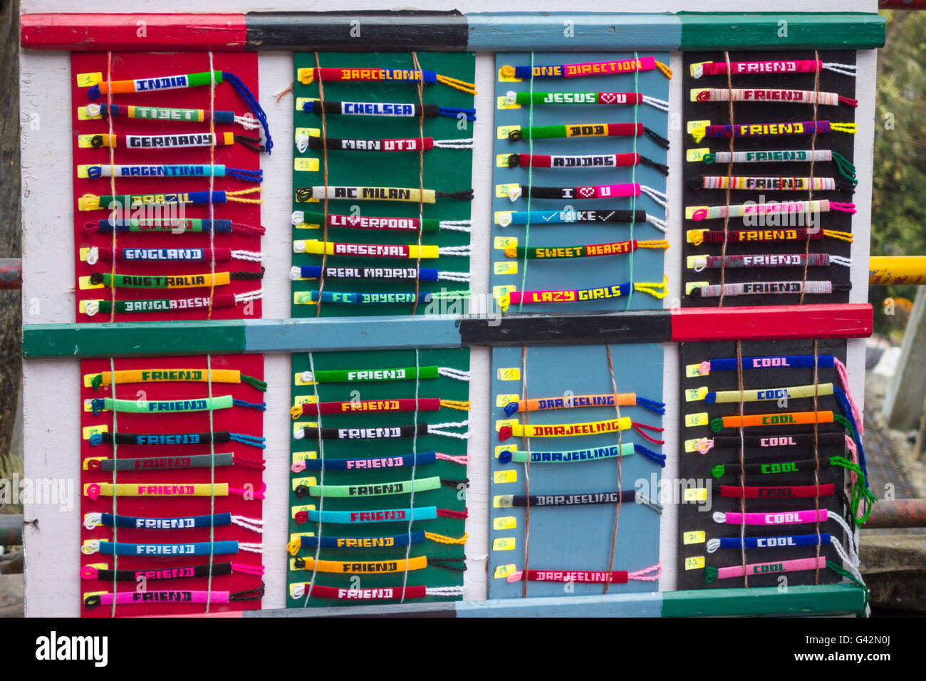 Variété de bracelets colorés mot tissé à détenus pour la vente Banque D'Images