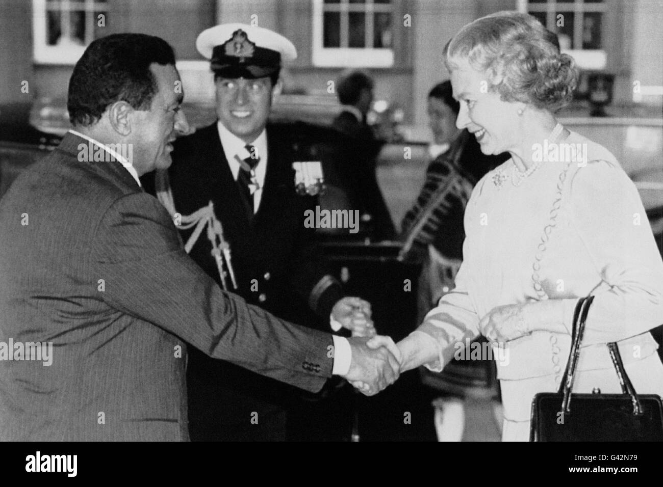 La Reine, avec le Duc de York (au centre) accueille le Président Hosni Mubarak d'Égypte alors qu'il arrive au Palais de Buckingham pour sa visite d'État. Banque D'Images