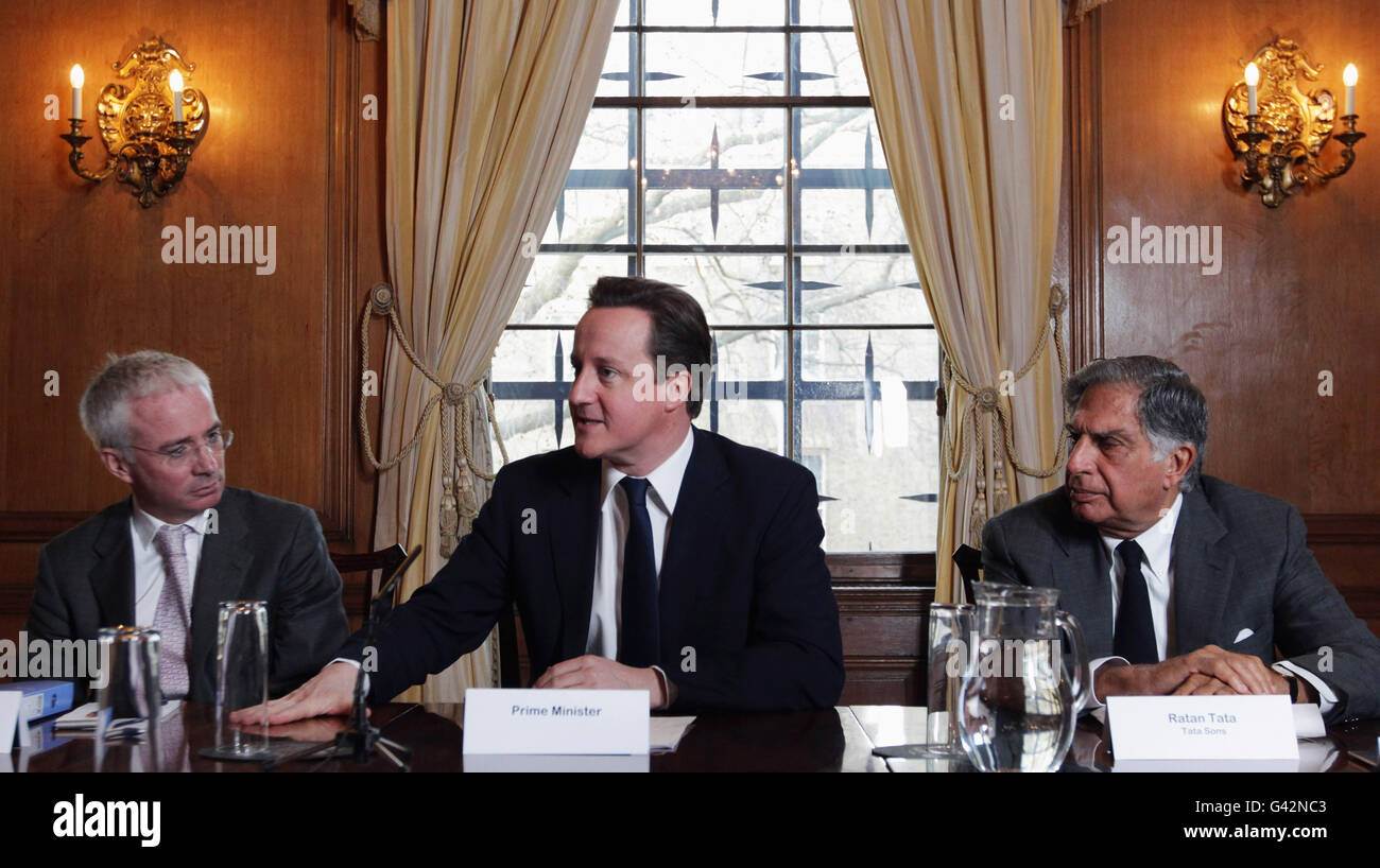 Le Premier ministre David Cameron (au centre) préside une réunion du « UK-India CEO Forum », au 10 Downing Street, Londres. La réunion d'affaires a été présidée conjointement par le PDG de Standard Chartered, Peter Sands (à gauche), et le PDG de TATA, Ratan Tata (à droite) et est le premier forum de PDG UK-India à avoir lieu. APPUYEZ SUR ASSOCIATION photo. Date de la photo : jeudi 3 février 2011. Le crédit photo devrait se lire comme suit : Dan Kitwood/PA Wire Banque D'Images