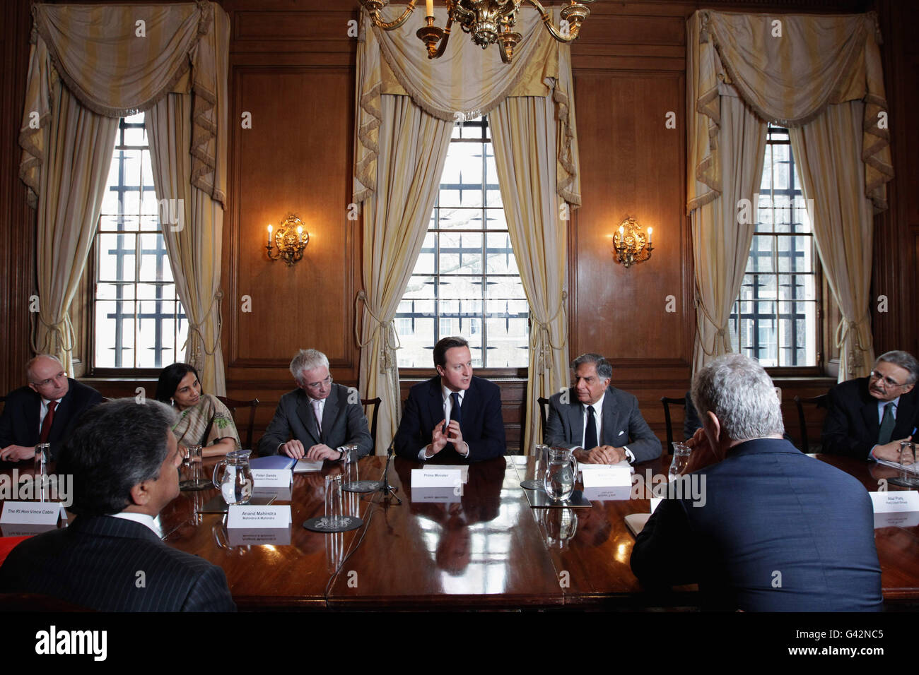 Le Premier ministre David Cameron (au centre) préside une réunion du « UK-India CEO Forum », au 10 Downing Street, Londres.La réunion d'affaires a été présidée conjointement par le PDG de Standard Chartered, Peter Sands (centre, à gauche), et le PDG de TATA, Ratan Tata (centre, à droite) et est le premier des forums de PDG Royaume-Uni-Inde à avoir lieu.APPUYEZ SUR ASSOCIATION photo.Date de la photo : jeudi 3 février 2011.Le crédit photo devrait se lire comme suit : Dan Kitwood/PA Wire Banque D'Images
