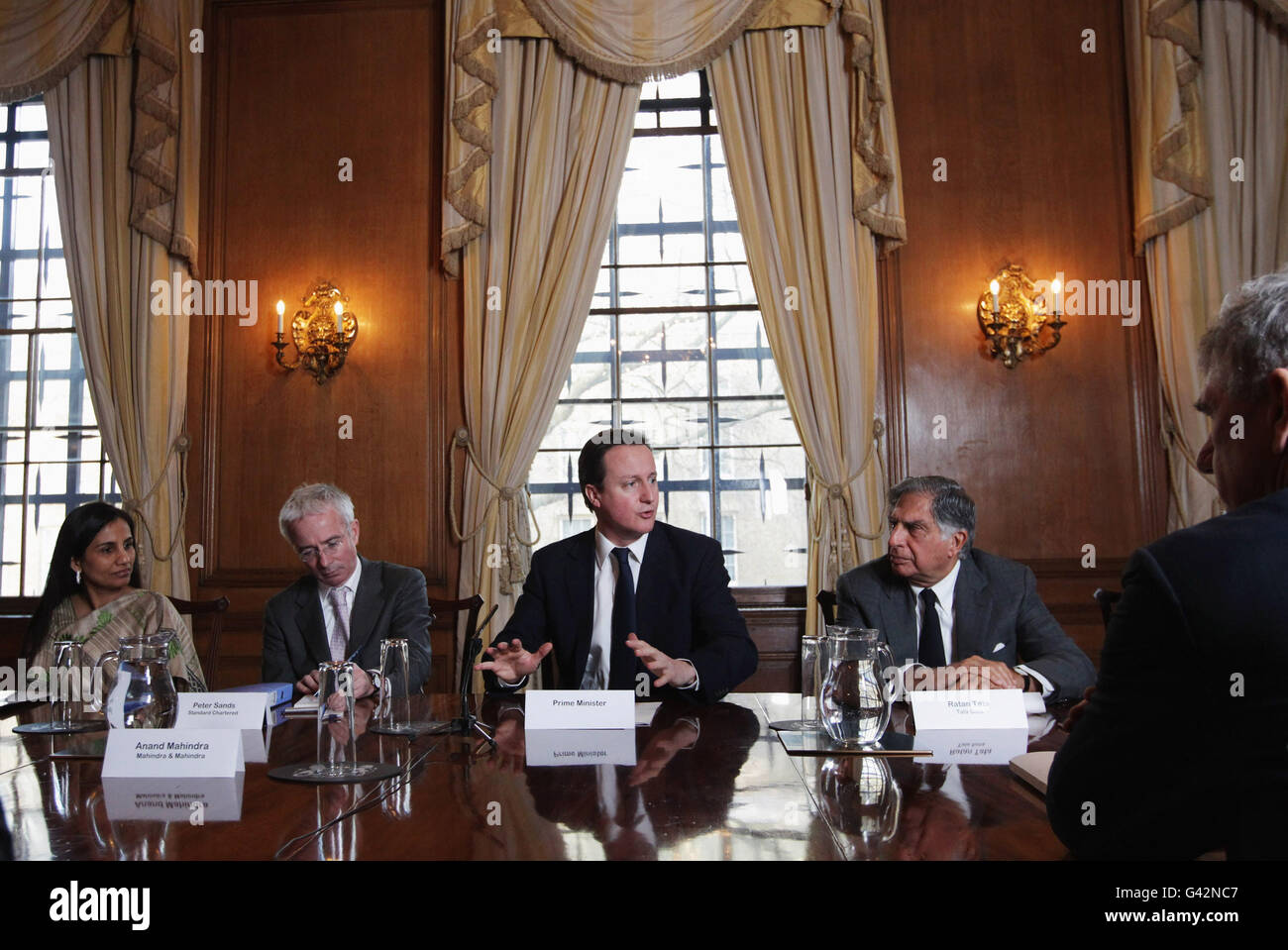 Le Premier ministre David Cameron (au centre) préside une réunion du « UK-India CEO Forum », au 10 Downing Street, Londres.La réunion d'affaires a été présidée conjointement par le PDG de Standard Chartered, Peter Sands (2e à gauche), et le PDG de TATA, Ratan Tata (droite), et est le premier des forums de PDG UK-India à avoir lieu.APPUYEZ SUR ASSOCIATION photo.Date de la photo : jeudi 3 février 2011.Le crédit photo devrait se lire comme suit : Dan Kitwood/PA Wire Banque D'Images