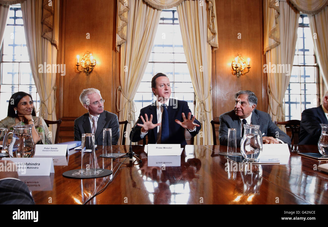 Le Premier ministre David Cameron (au centre) préside une réunion du « UK-India CEO Forum », au 10 Downing Street, Londres.La réunion d'affaires a été présidée conjointement par le PDG de Standard Chartered, Peter Sands (2e gauche), et le PDG de TATA, Ratan Tata (2e droite) et est le premier des forums de PDG UK-India à avoir lieu. Banque D'Images