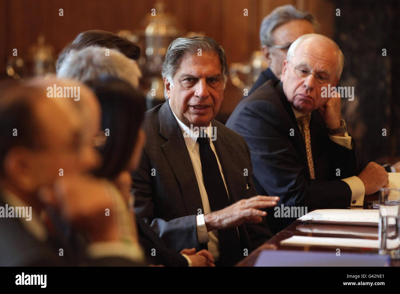 Ratan Tata (au centre) prend la parole lors d'une réunion du 'UK-India CEO Forum, présidé par le Premier ministre britannique David Cameron au 10 Downing Street, Londres. Banque D'Images