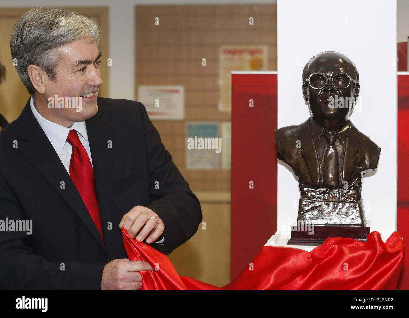 Iain Gray, chef du parti travailliste écossais, dévoile une statue de l'ancien chef du parti travailliste John Smith à la bibliothèque publique de Coatbridge dans le Lanarkshire du Nord. Banque D'Images