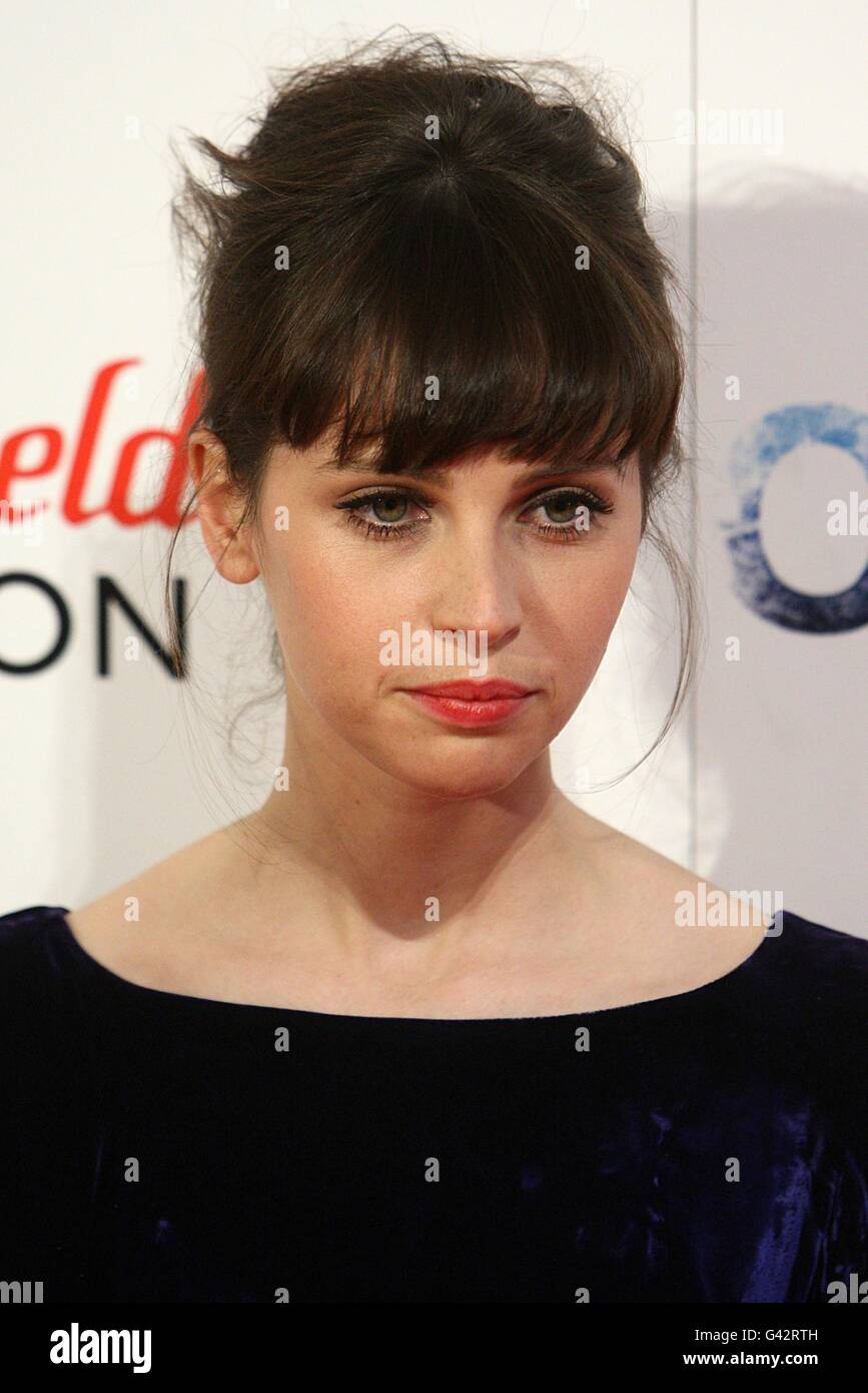 Felicity Jones arrive pour la première mondiale de Chalet Girl, au vue Westfield, Londres. Banque D'Images