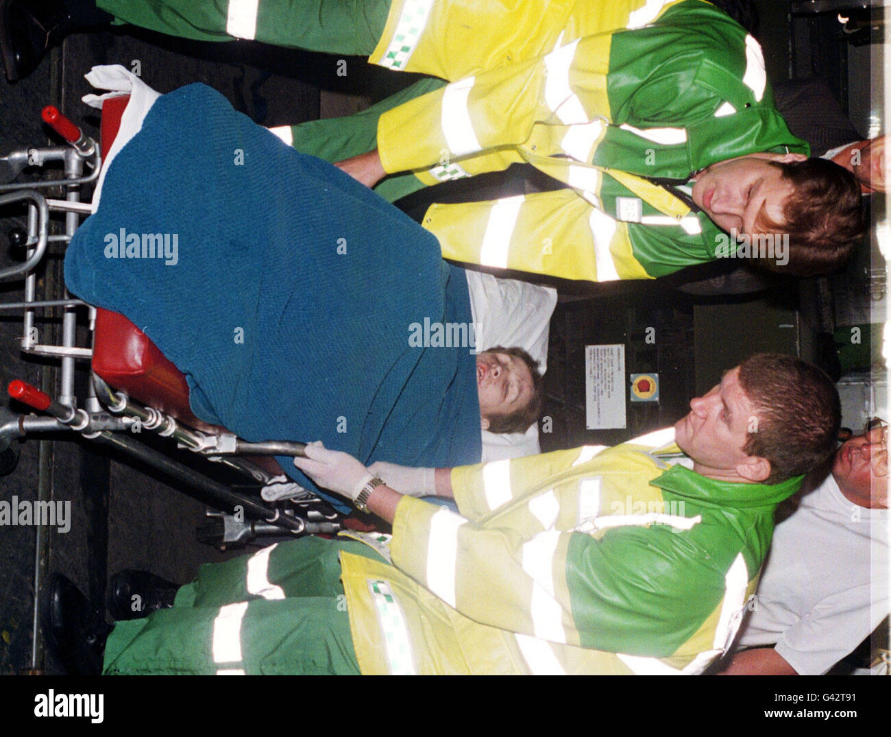 Eldin Esovic, blessé par des chevaux, arrive à la RAF Brize Norton ce soir (mercredi) après qu'un avion spécialement adapté de la RAF VC10 a fait voler le garçon bosniaque de Sarajevo déchiré par la guerre pour un traitement médical d'urgence. Eldin, 13 ans, a perdu les yeux et les mains lorsqu'une grenade à main a explosé dans son visage à l'appartement de sa famille à Sarajevo en août. Banque D'Images