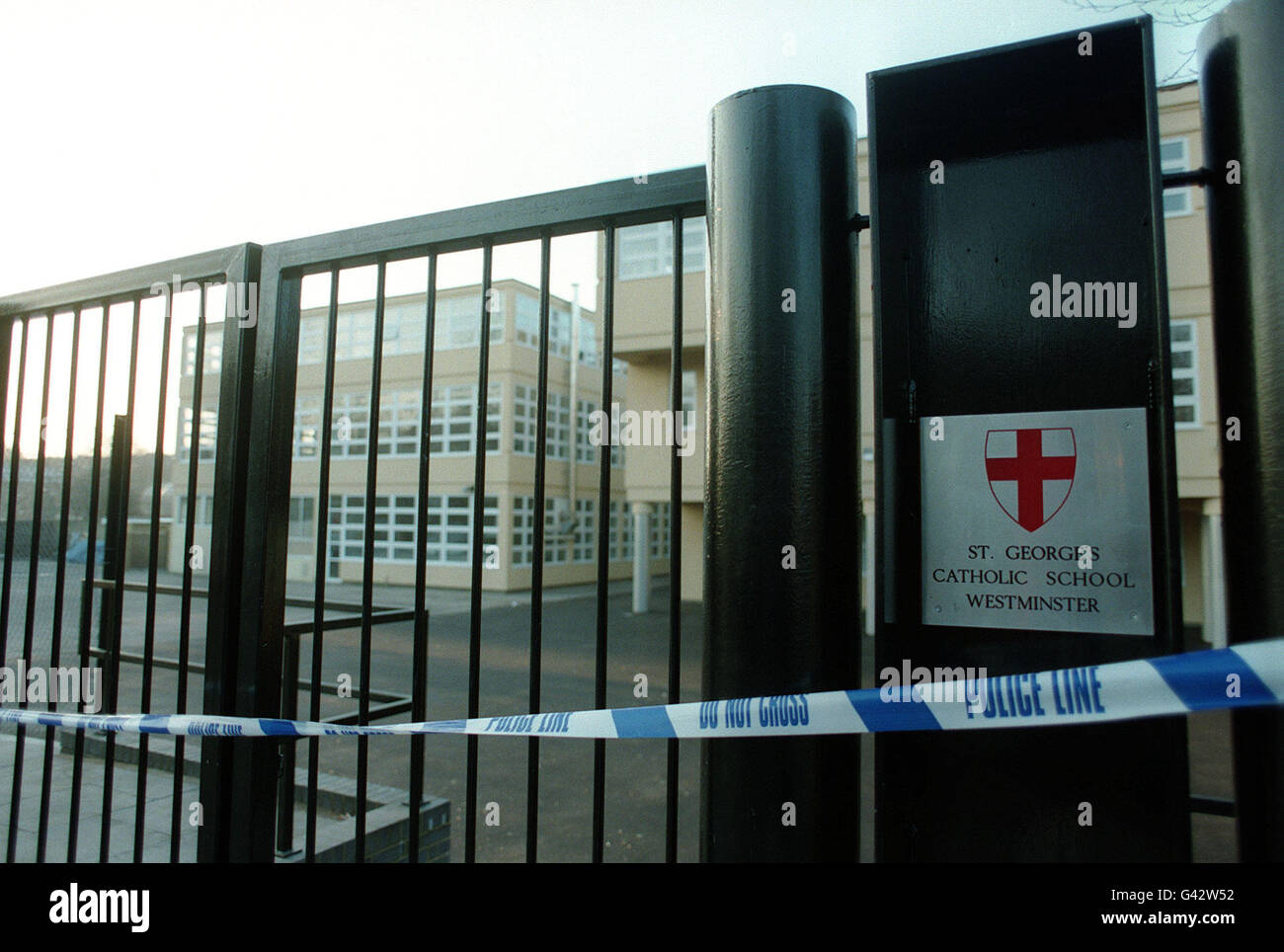 La police tape des cordons à l'entrée de l'école catholique romaine de St George à Maida Vale, Londres, aujourd'hui (Sam), alors que la communauté locale pleure l'horrible meurtre du chef enseignant Philip Lawrence, qui est mort vers minuit suite à des coups de couteau massifs après être allé à l'aide d'un de ses élèves qui était attaqué par une bande de jeunes. Voir PA Story, chef DE POLICE. Photo de Dave Cheskin/PA. Banque D'Images