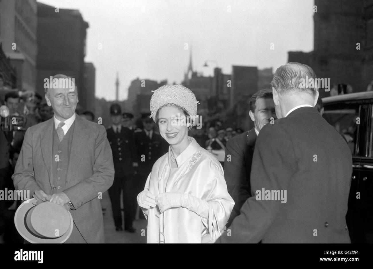 La princesse Margaret arrive à Tower Pier pour embarquer avec son époux, Antony Armstrong-Jones, dans le Royal Yacht 'Britannia'.Ils doivent passer leur lune de miel à faire la croisière sur les Antilles. Banque D'Images