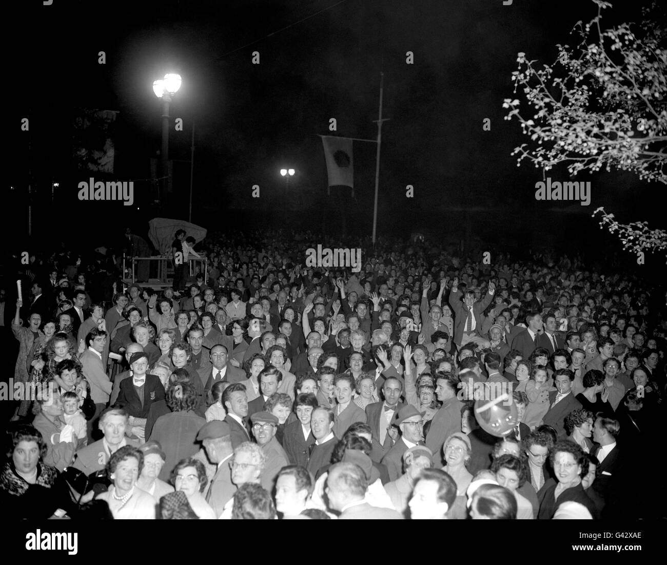 La foule dans le centre commercial près de Clarence House, maison de la reine mère et de la princesse Margaret, quand de grandes foules se sont emparées pour voir les décorations pour le mariage de la princesse et Antony Armstrong-Jones Banque D'Images