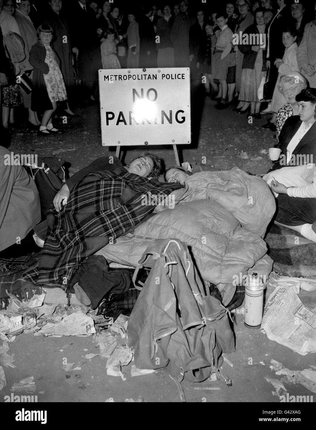 L'avis de la police indique « pas de stationnement », mais ces deux filles australiennes - Helen MacGill, à gauche, et Beverley Lane, ont été reparties dans le Mall pour s'assurer d'une bonne vue sur le mariage de la princesse Margaret et Antony Armstrong-Jones Banque D'Images