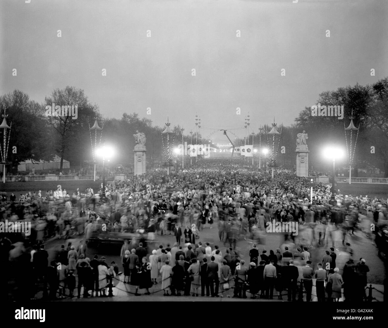 Une masse solide de personnes dans le Mall, tandis que les gens se sont enfermés pour voir les décorations illuminées pour le mariage royal de la princesse Margaret et Antony Armstrong-Jones Banque D'Images