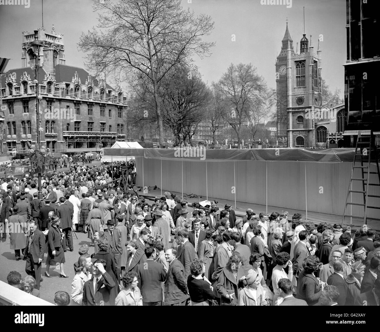 Les foules se rassemblent à l'extérieur de l'abbaye de Westminster dans l'espoir de le voir la mariée et le marié à une répétition du mariage De la princesse Margaret et d'Antony Armstrong-Jones Banque D'Images