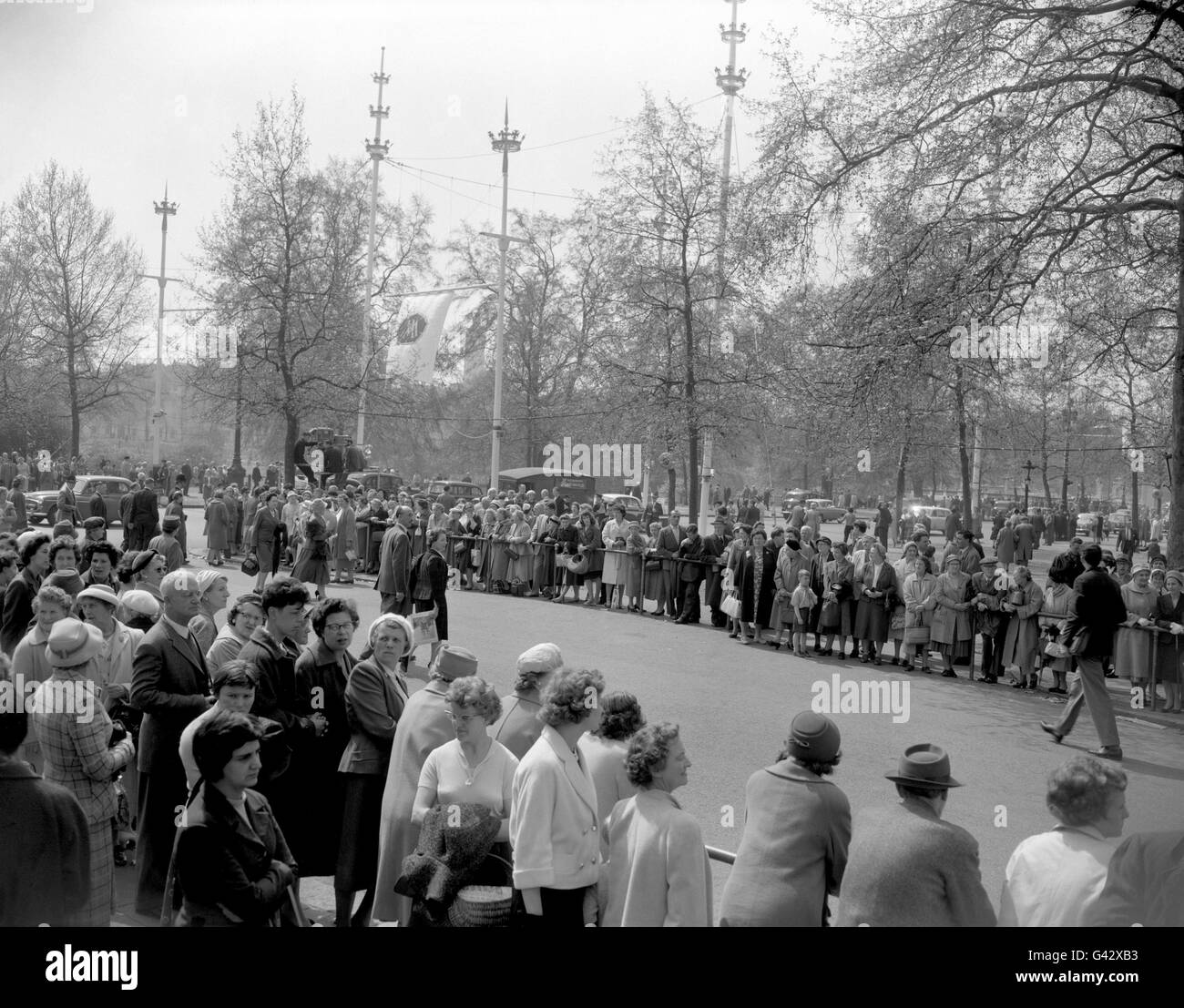 Les foules attendent sous le soleil en espérant un aperçu de la mariée, la princesse Margaret, devant Clarence House, Londres. Banque D'Images