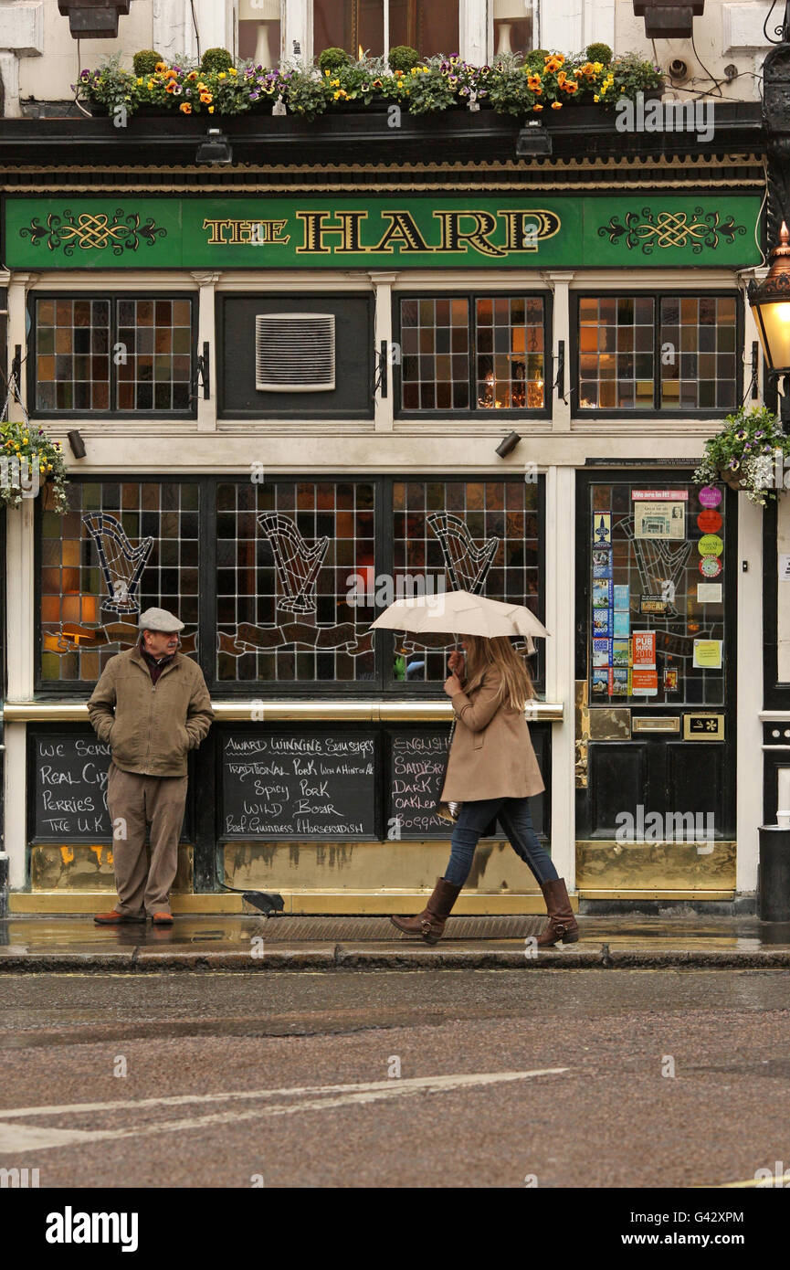 The Harp, un pub au cœur de l'animation de Covent Garden à Londres, devenu  le premier pub national de l'année de la capitale Photo Stock - Alamy