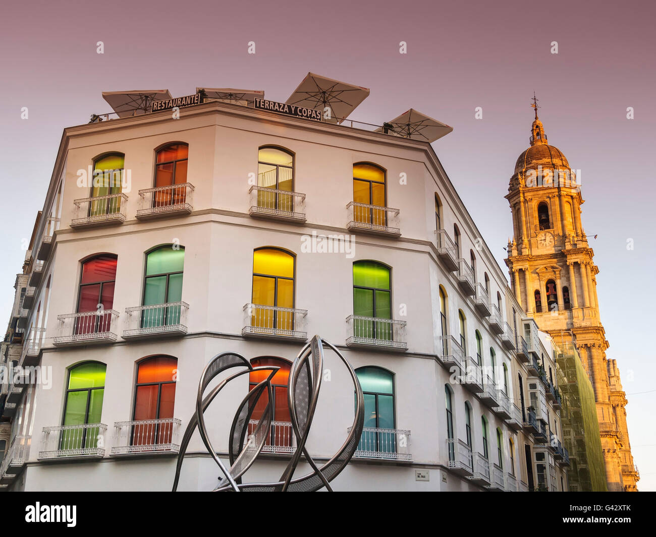 L'architecture baroque, l'église cathédrale de la ville de Malaga et restaurant moderne - Santa Iglesia Catedral Basilica de la Encarnación Banque D'Images