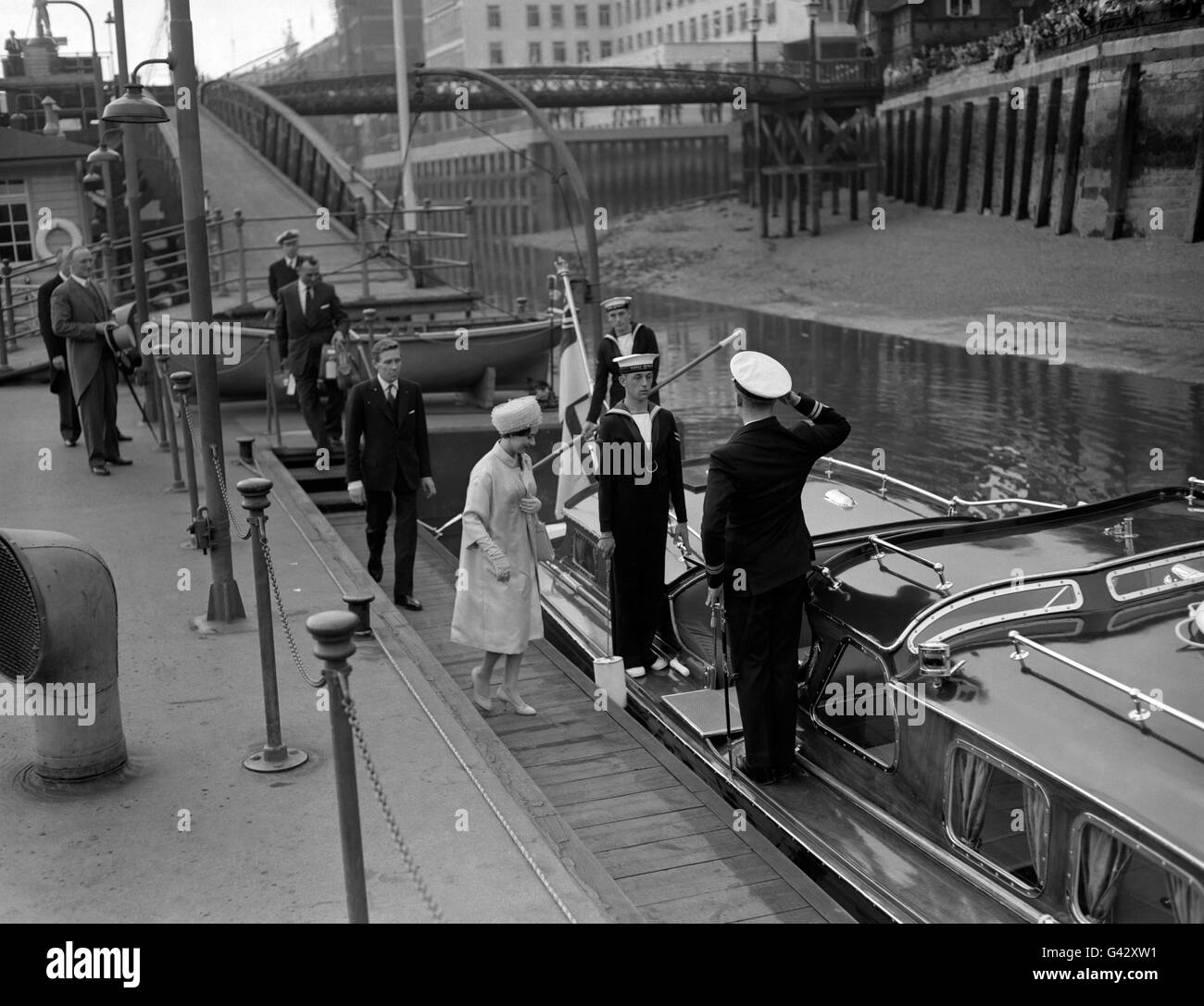 La princesse Margaret et Antony Armstrong-Jones sont vus embarquer à bord d'une barge à Tower Pier, Londres, pour être emmenés au Royal Yacht 'Britannia', où ils naviguaient pour une croisière de lune de miel dans les Antilles. Banque D'Images