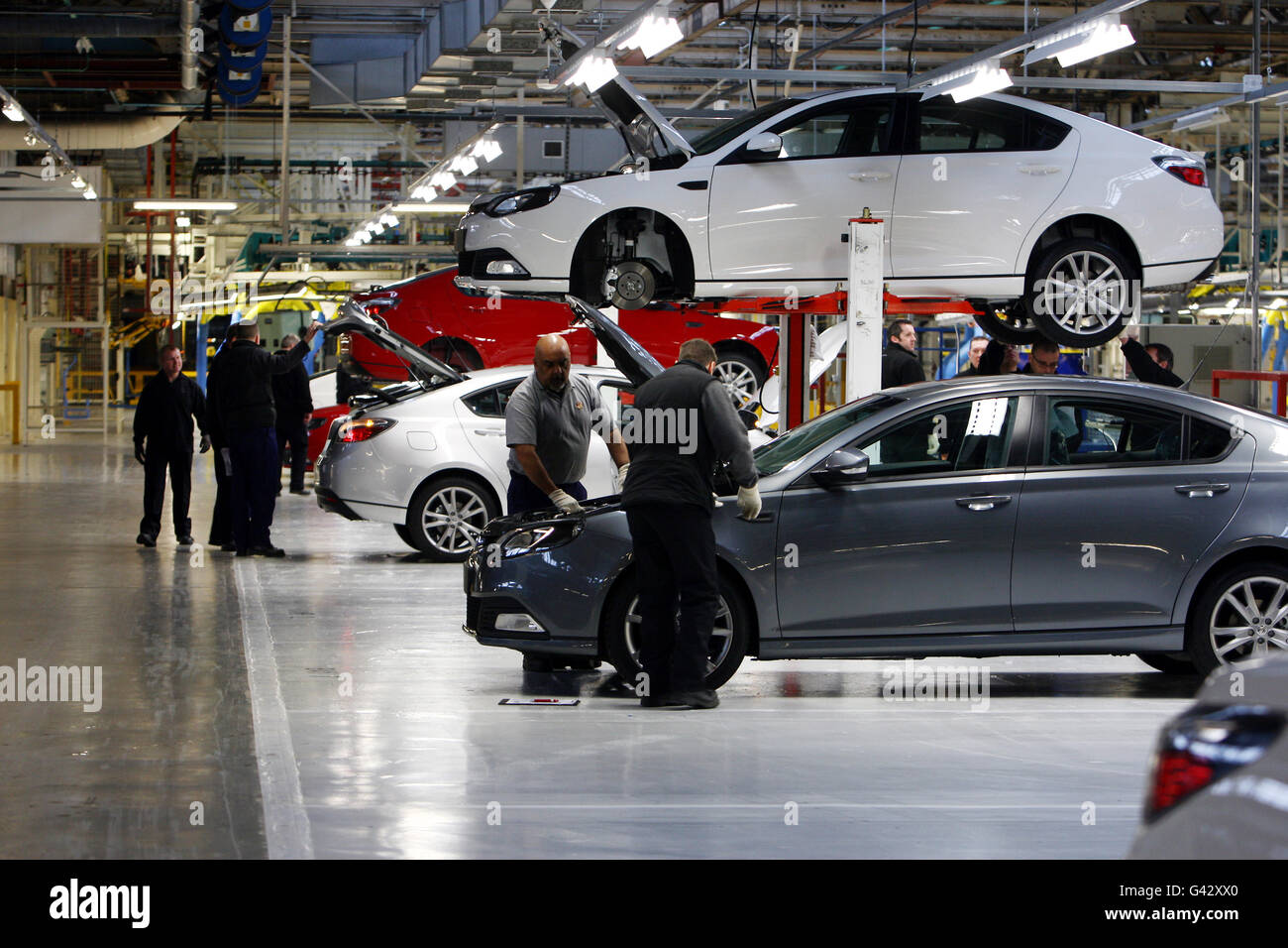 Les travailleurs de l'usine MG Motors Longbridge de Birmingham où la société a dévoilé aujourd'hui son nouveau logo. Banque D'Images Les travailleurs de l'usine MG Motors Longbridge de Birmingham où la société a dévoilé aujourd'hui son nouveau logo. Banque D'Images