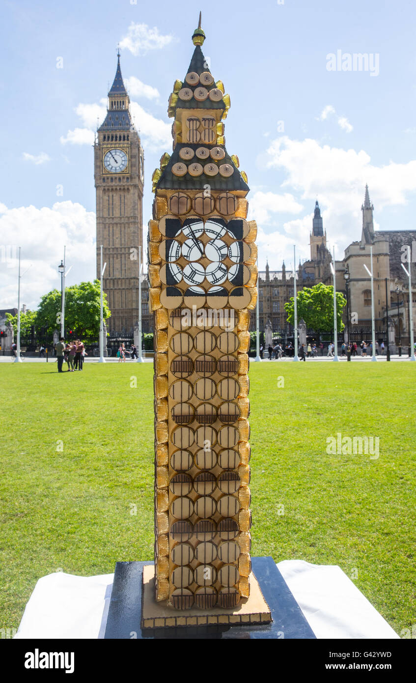 Un six pieds et Big Ben fait à partir de 240 cupcakes Cupcake sur-jour 16 Juin pour sensibiliser le public de la démence Banque D'Images