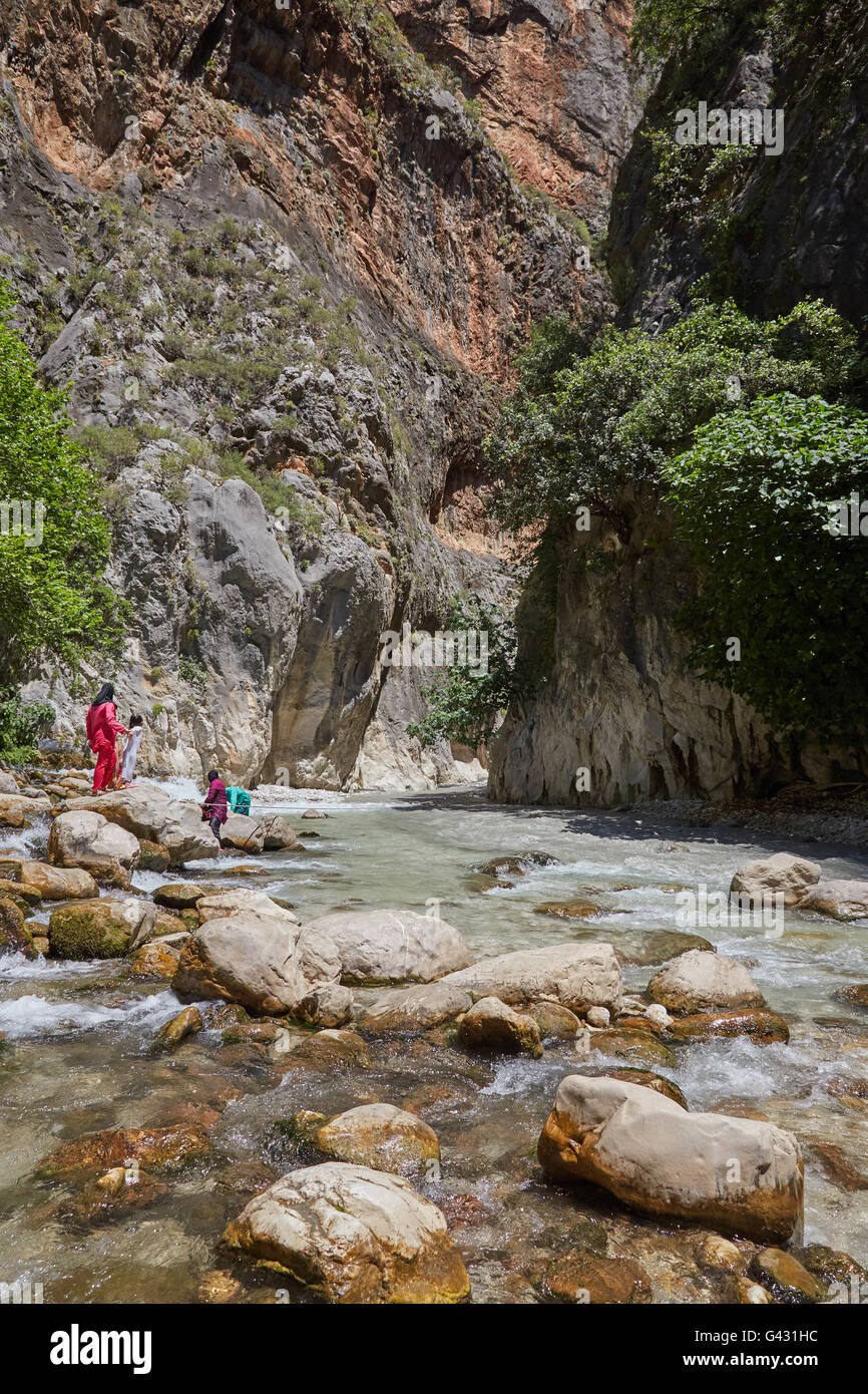 Les touristes à l'aide d'une corde pour traverser la rivière à Saklikent gorges, la Turquie. Banque D'Images