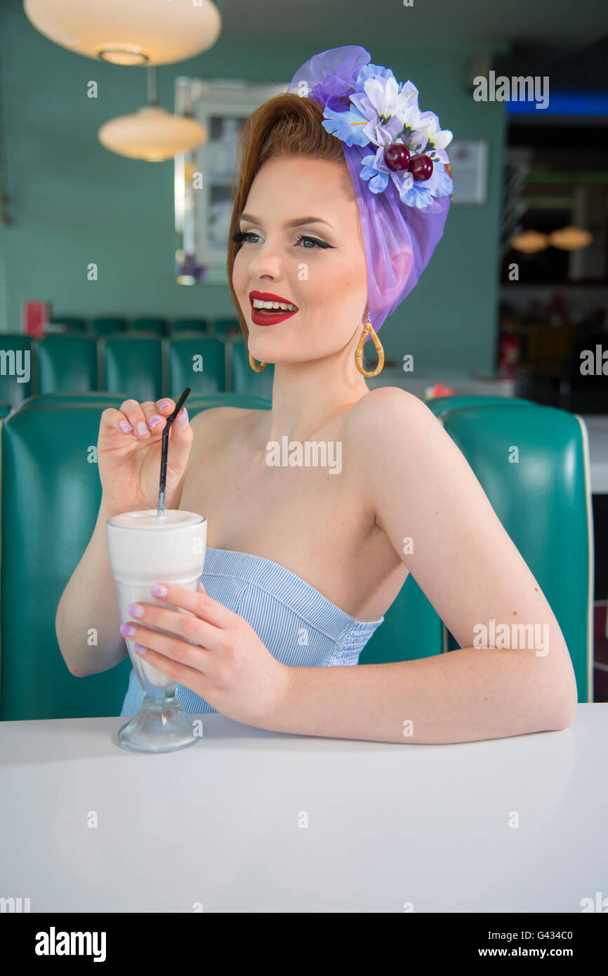 Look années 60 pin up girl dans un restaurant américain avec un milkshake Banque D'Images