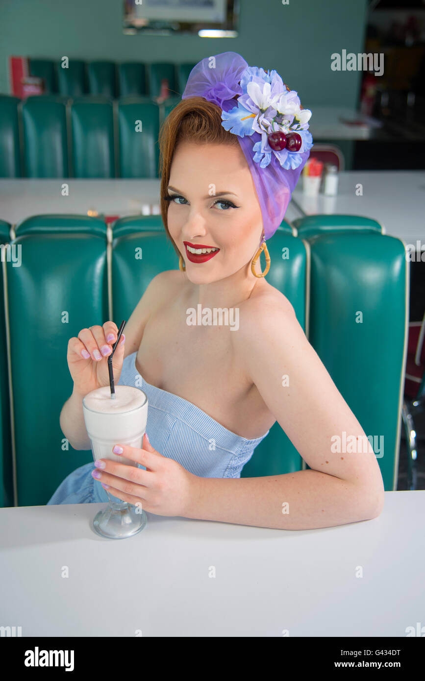 Look Annees 60 Pin Up Girl Dans Un Restaurant Americain Avec Un Milkshake Photo Stock Alamy Look Annees 60 Pin Up Girl Dans Un Restaurant Americain Avec Un Milkshake Photo Stock Alamy