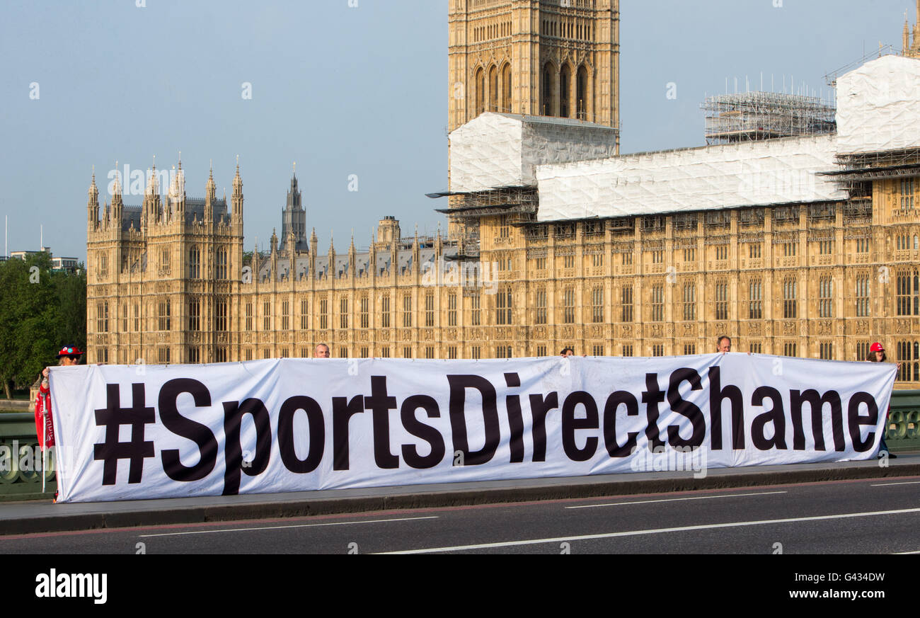 'Sports' honte Direct banner mettant en évidence les mauvaises conditions de travail chez Sports direct.Le propriétaire Mike Ashley apparaît au Parlement européen Banque D'Images