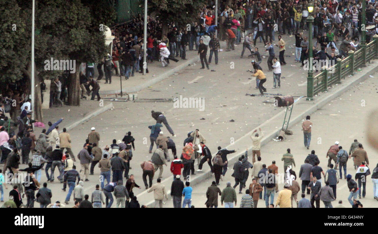 Les manifestants anti-gouvernementaux s'opposent violemment aux partisans du président Hosni Moubarak sur la place Tahrir au Caire aujourd'hui, alors que le bouleversement politique de l'Égypte a pris un nouveau tournant dangereux. Banque D'Images