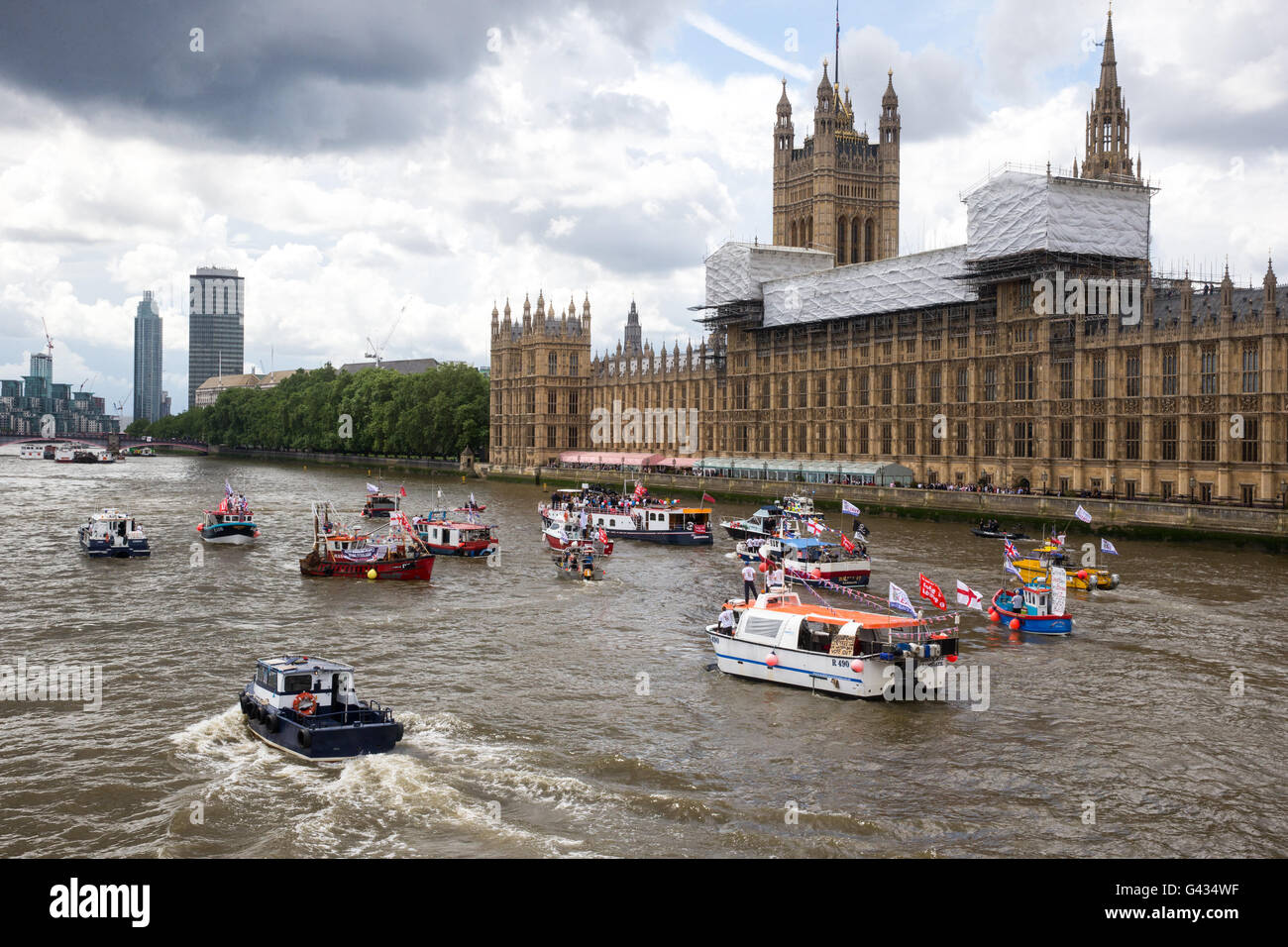 Nigel Farage avec une flottille de pêche à l'extérieur du Parlement lors de questions au premier ministre protestant à quitter l'UE Banque D'Images